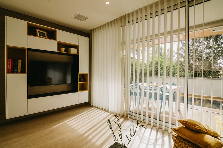 salon décoration moderne avec baie vitrée