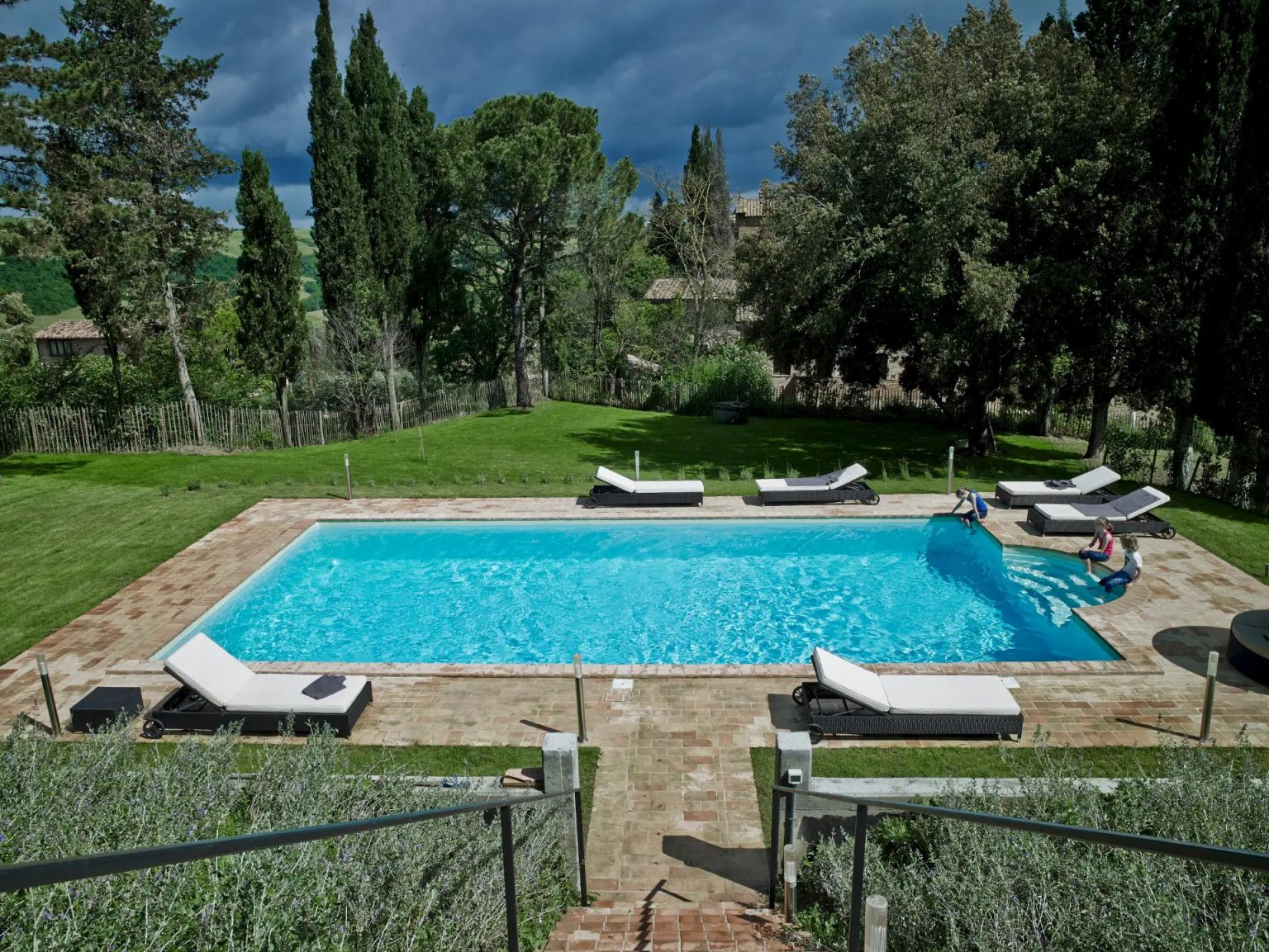 jardin avec piscine maison en pierres Italie Villa Vergelle