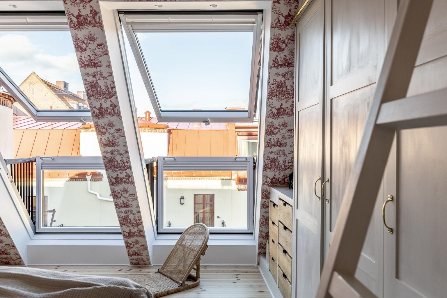 chambre papier-peint toile de Jouy rose fenêtre de toit balcon