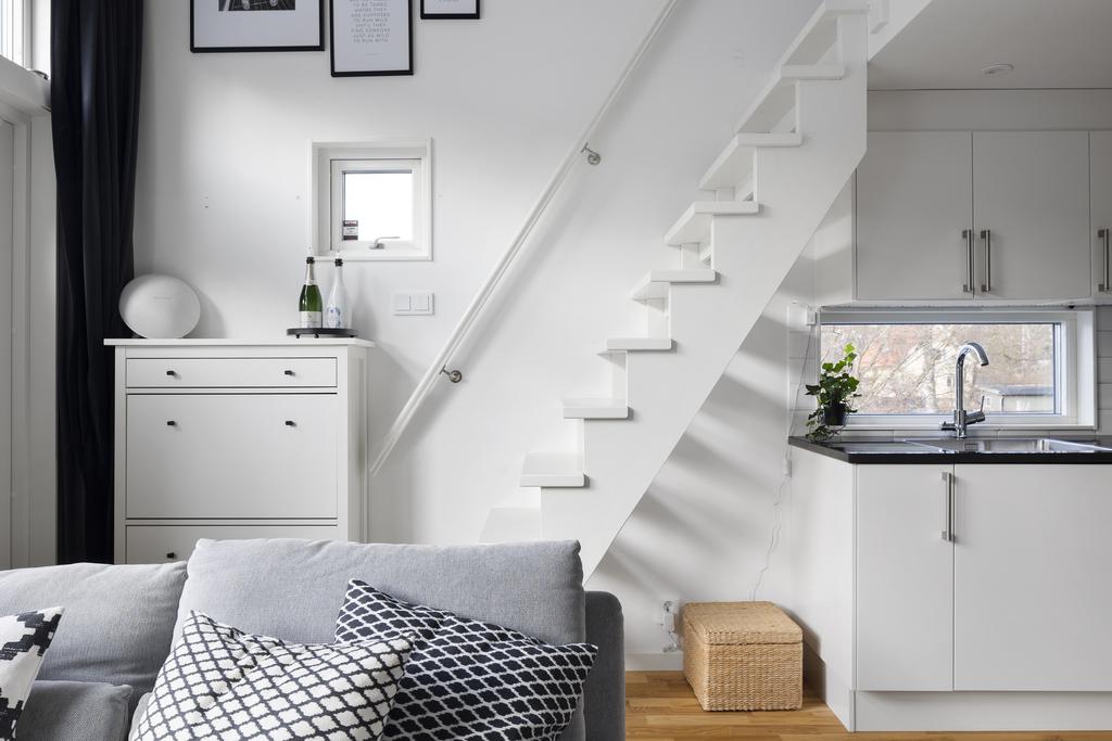 salon avec escalier blanc