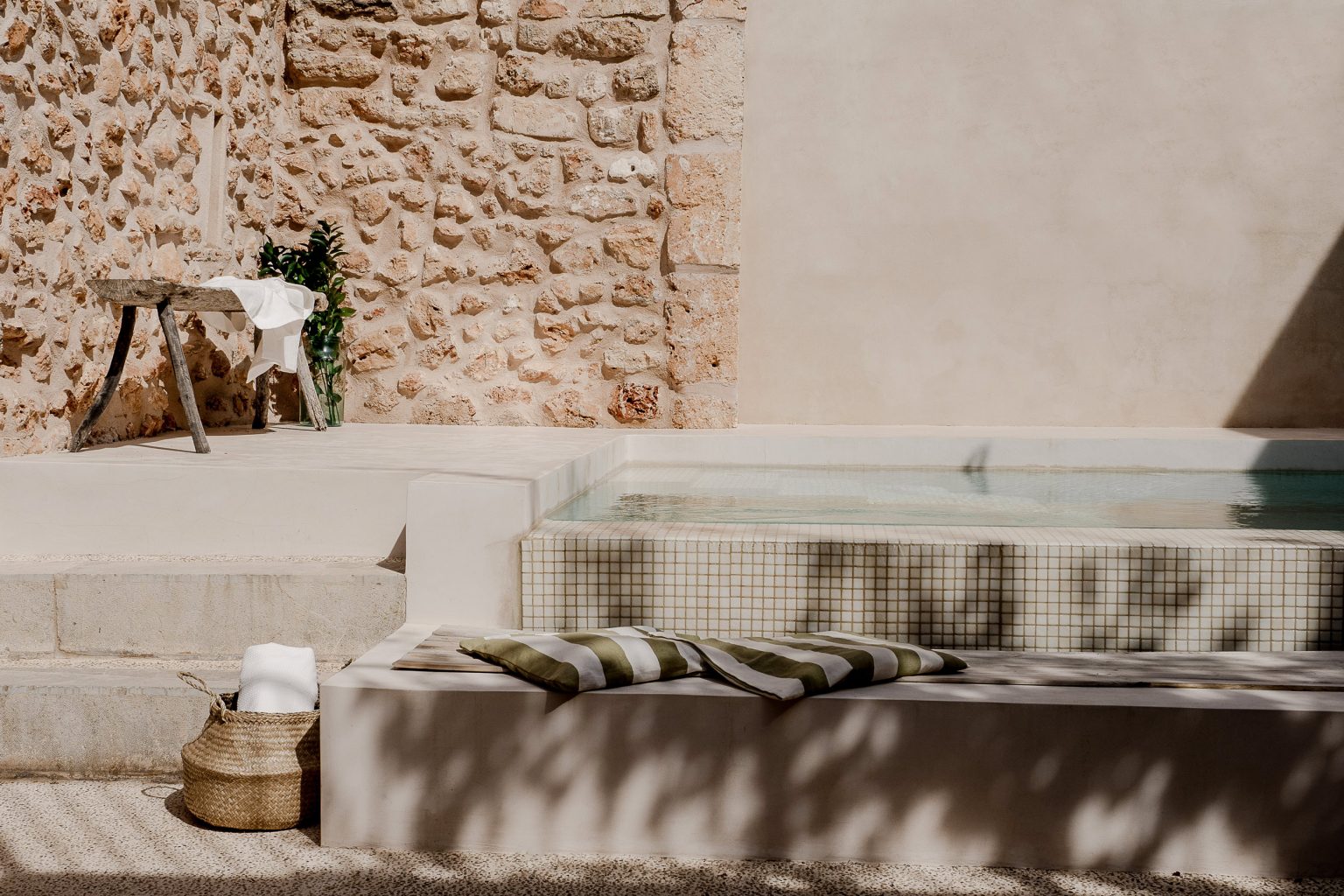 terrasse avec mini piscine maçonnée maison pierre rénovée