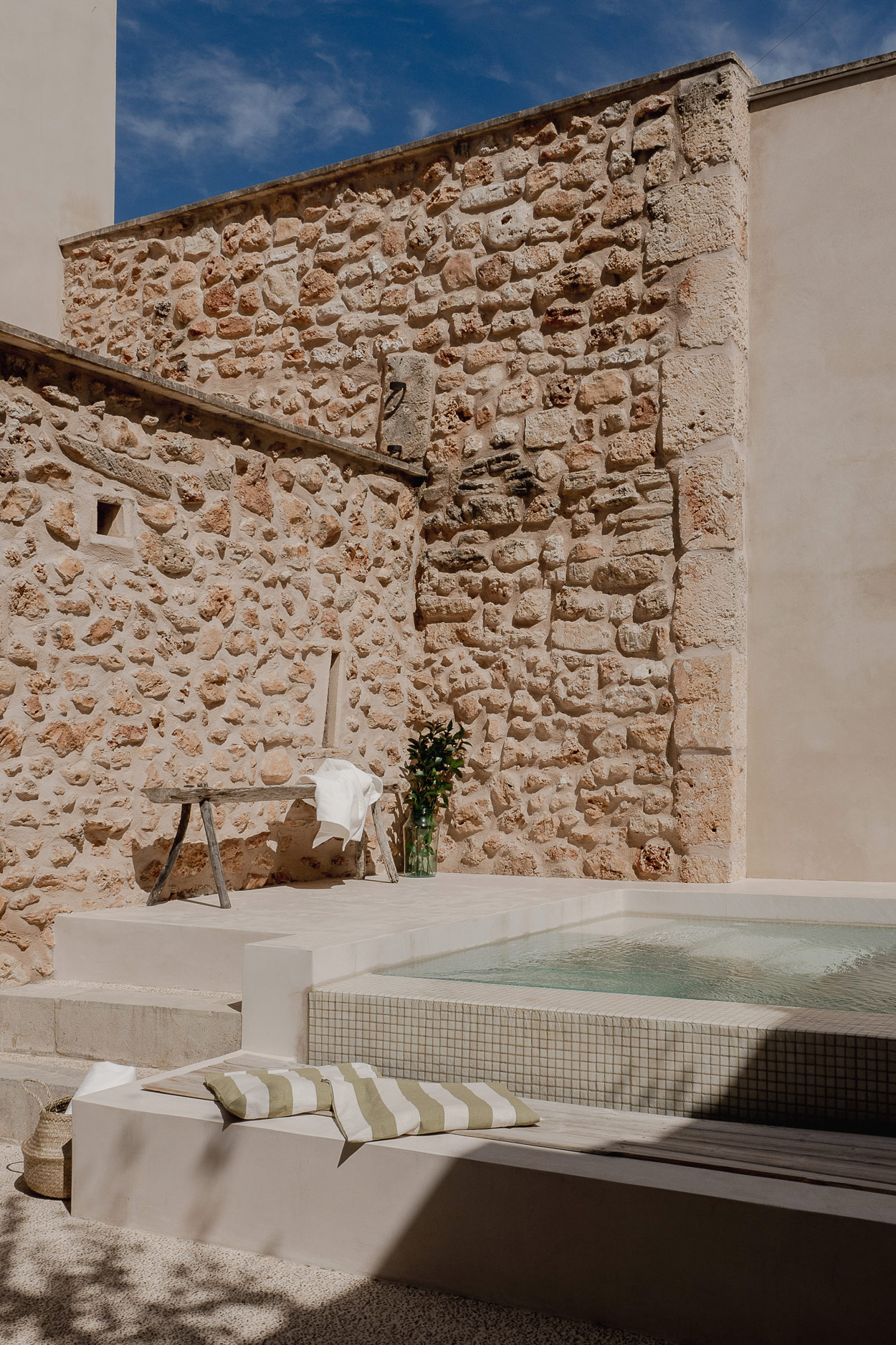 terrasse avec mini piscine maçonnée maison pierre rénovée