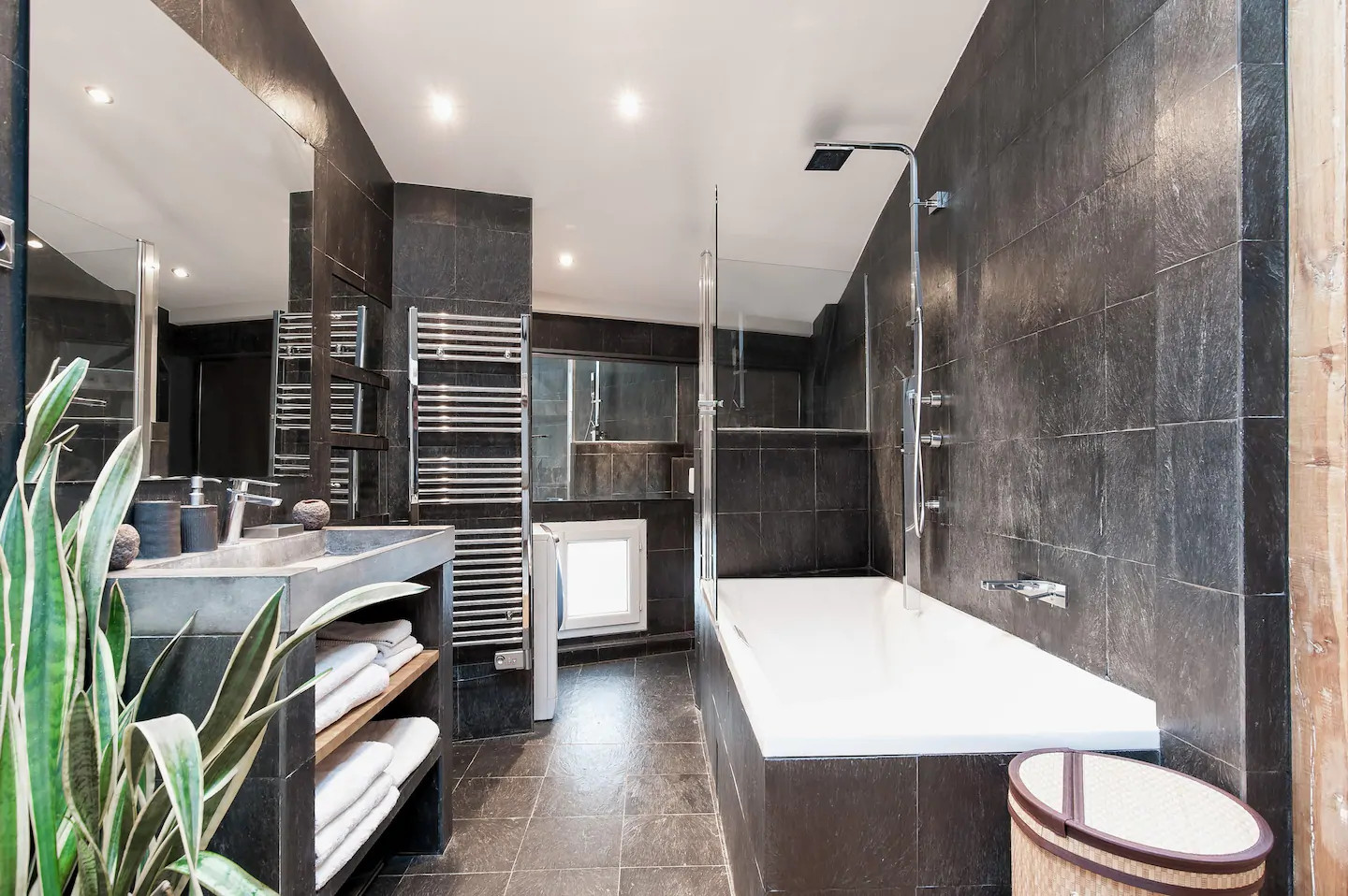 salle de bain design noire