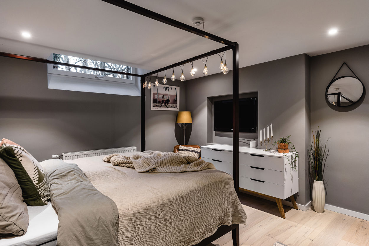 chambre avec lit à baldaquin décoration scandinave