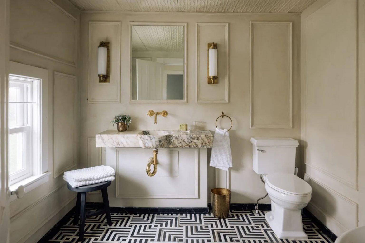salle de bain vintage maison en bois ancienne