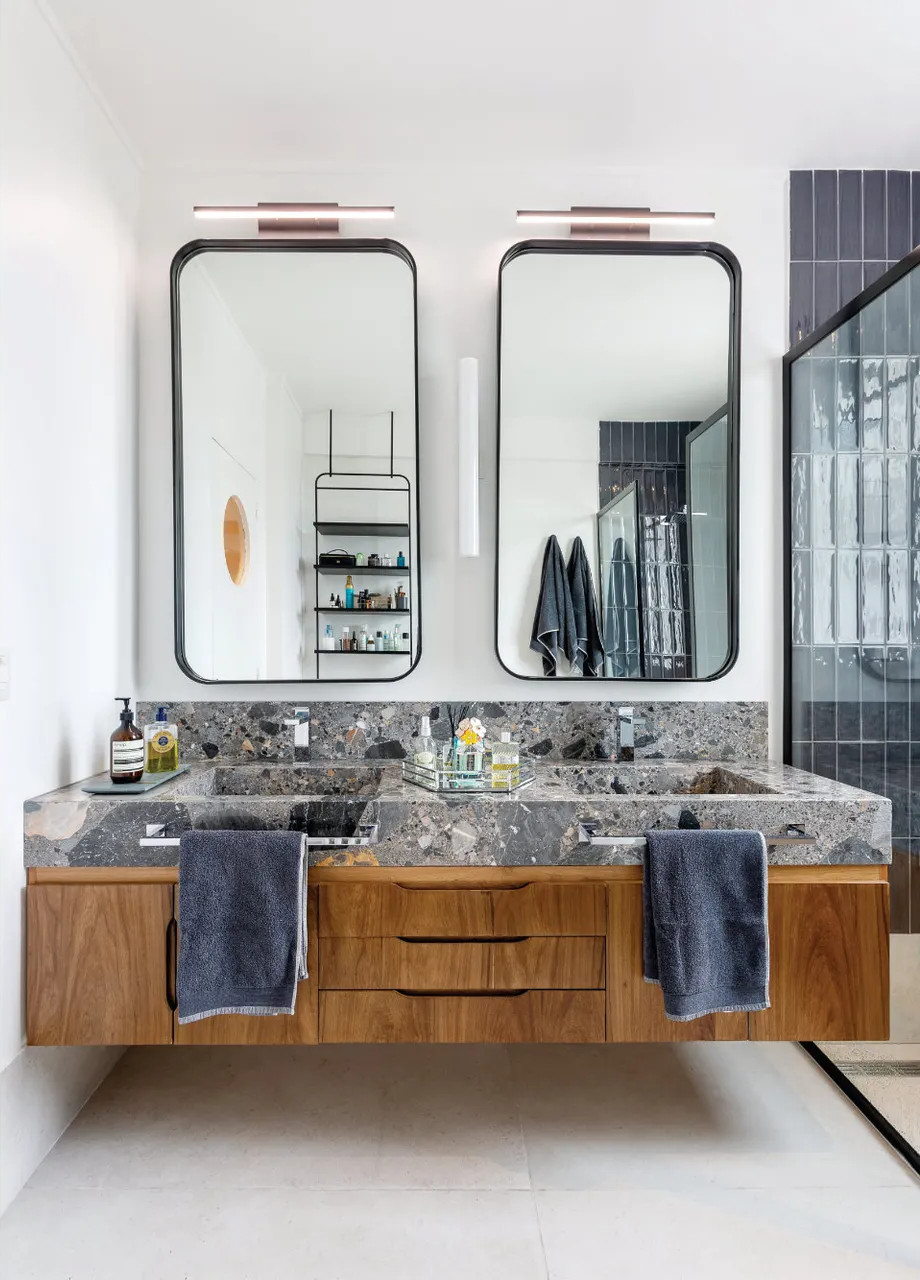 salle de bain bois et marbre décoration moderne