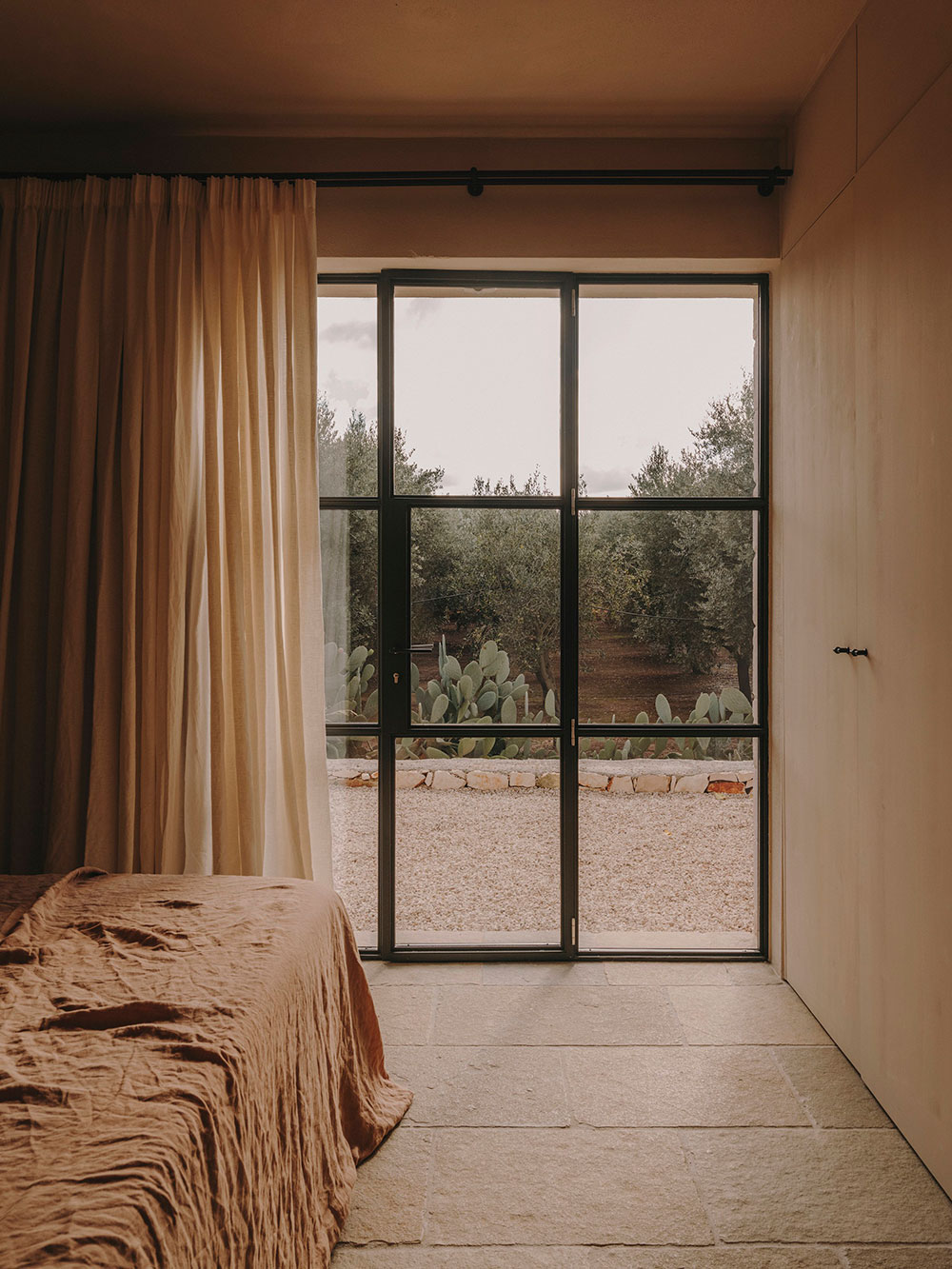chambre avec fenêtre verrière