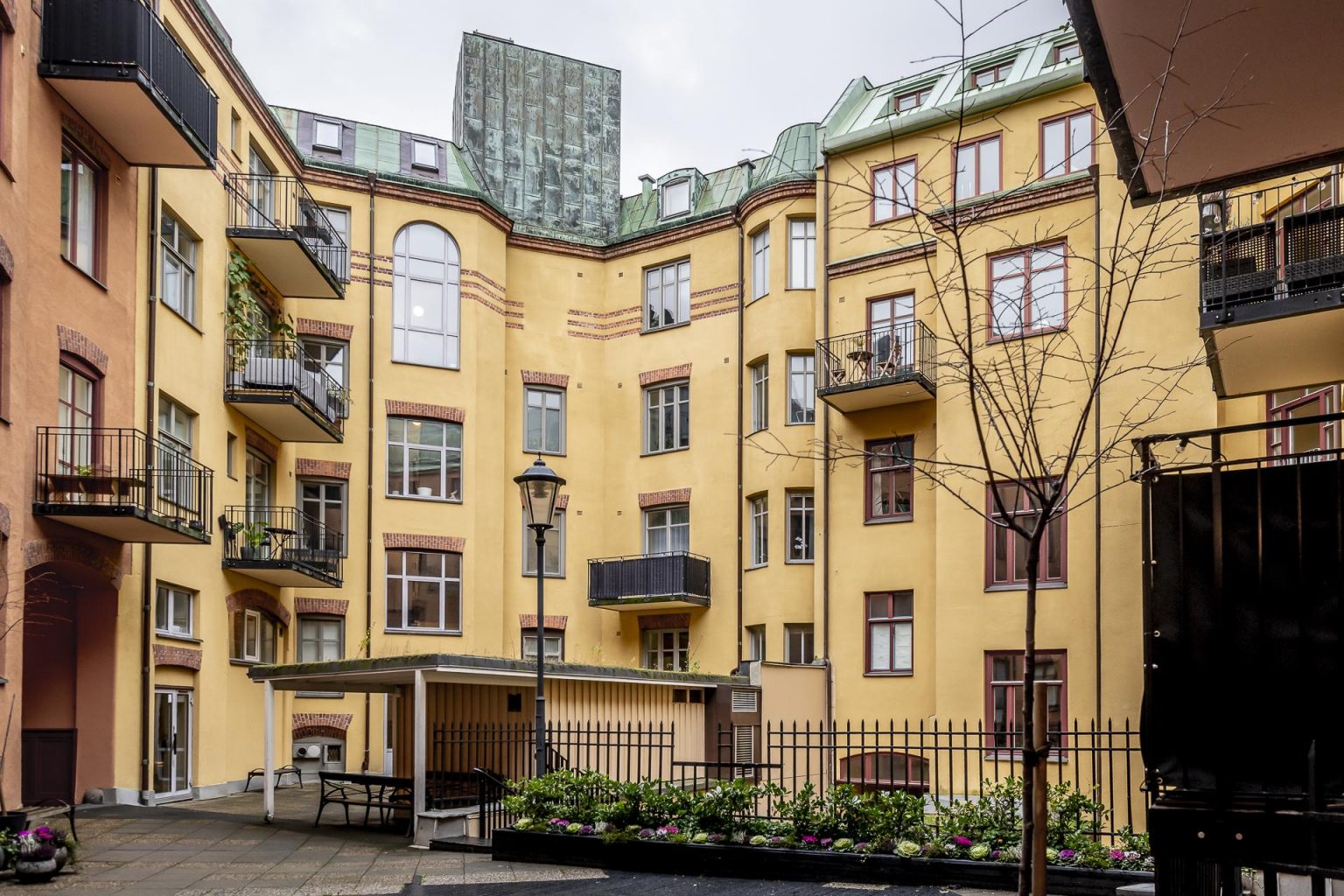 façade immeuble jaune Suède