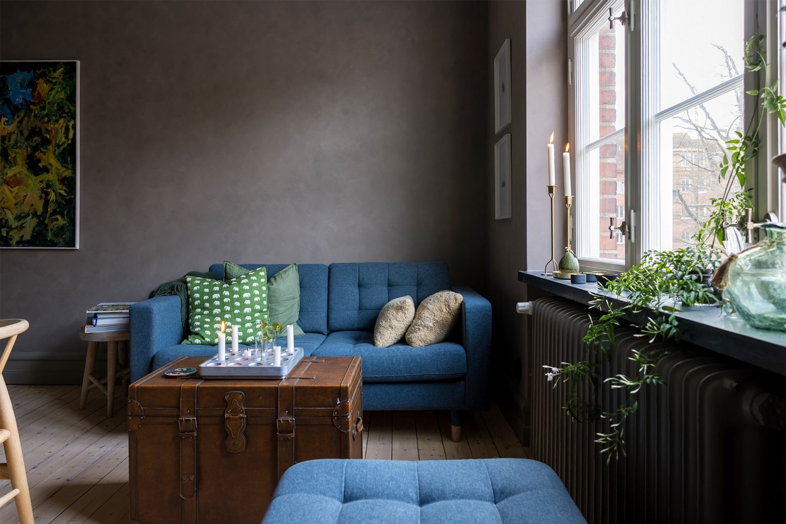 salon avec canapé bleu