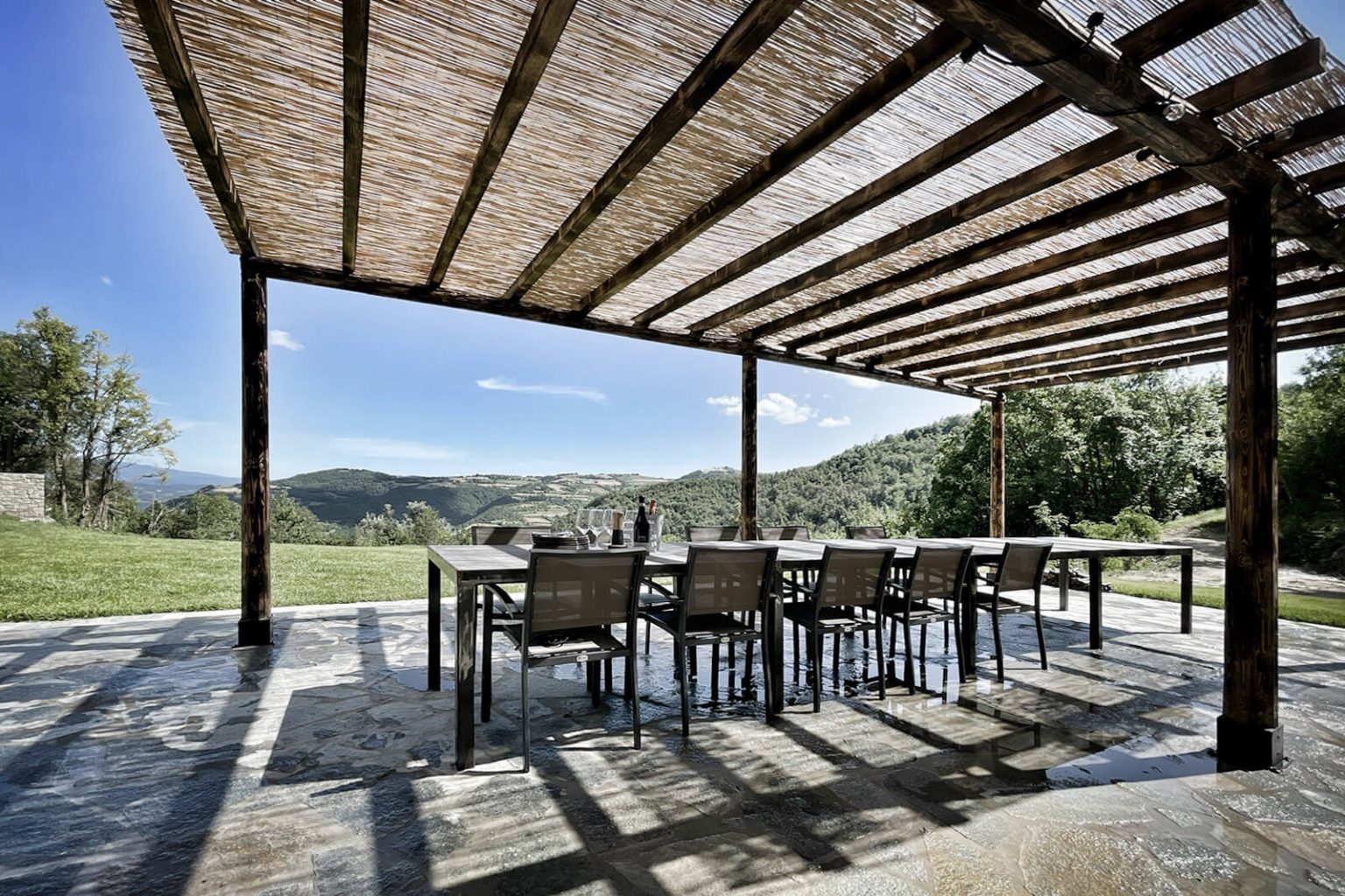 terrasse avec pergola acier maison rénovée dans le Piémont