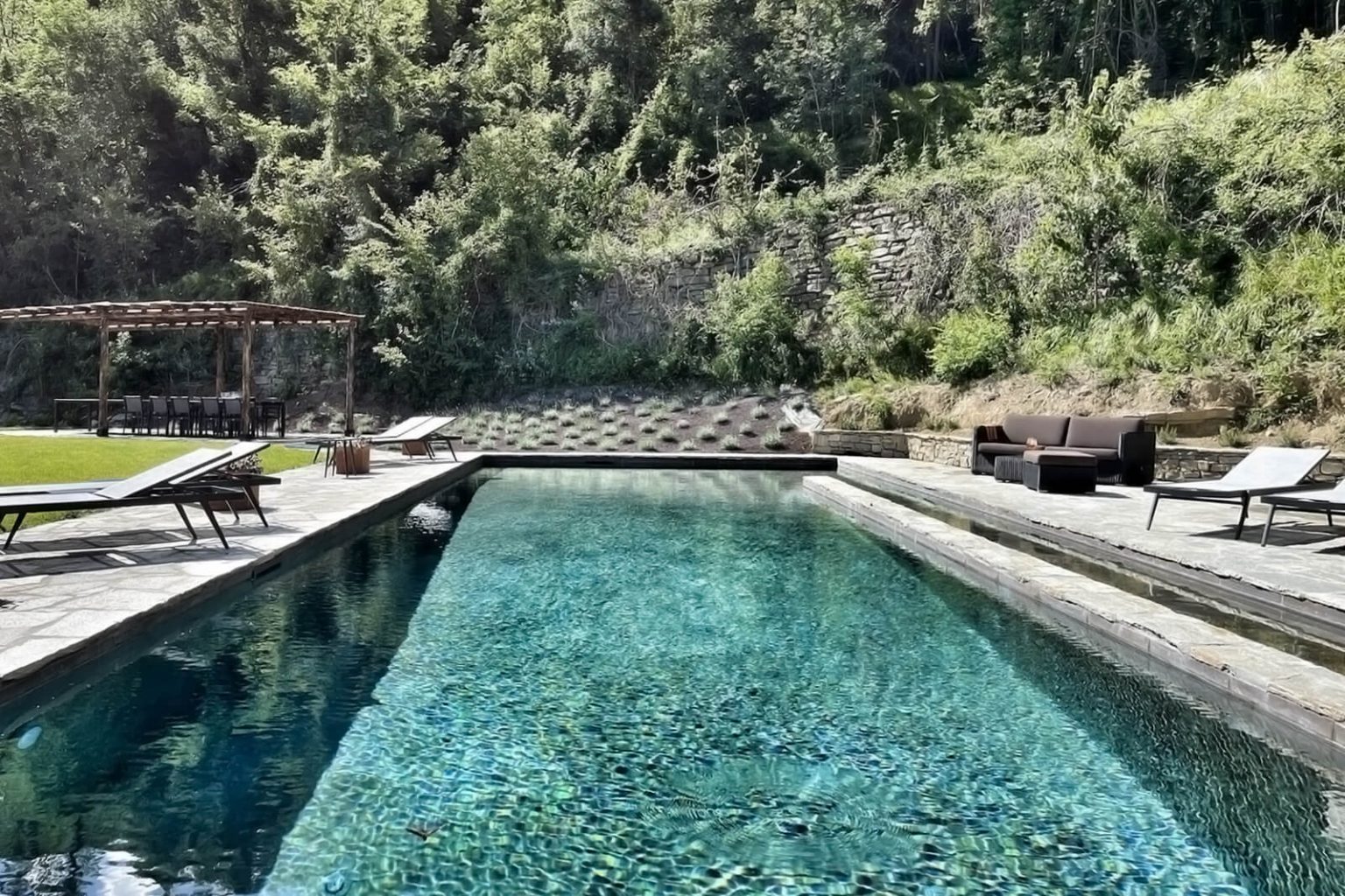 piscine maison rénovée dans le Piémont