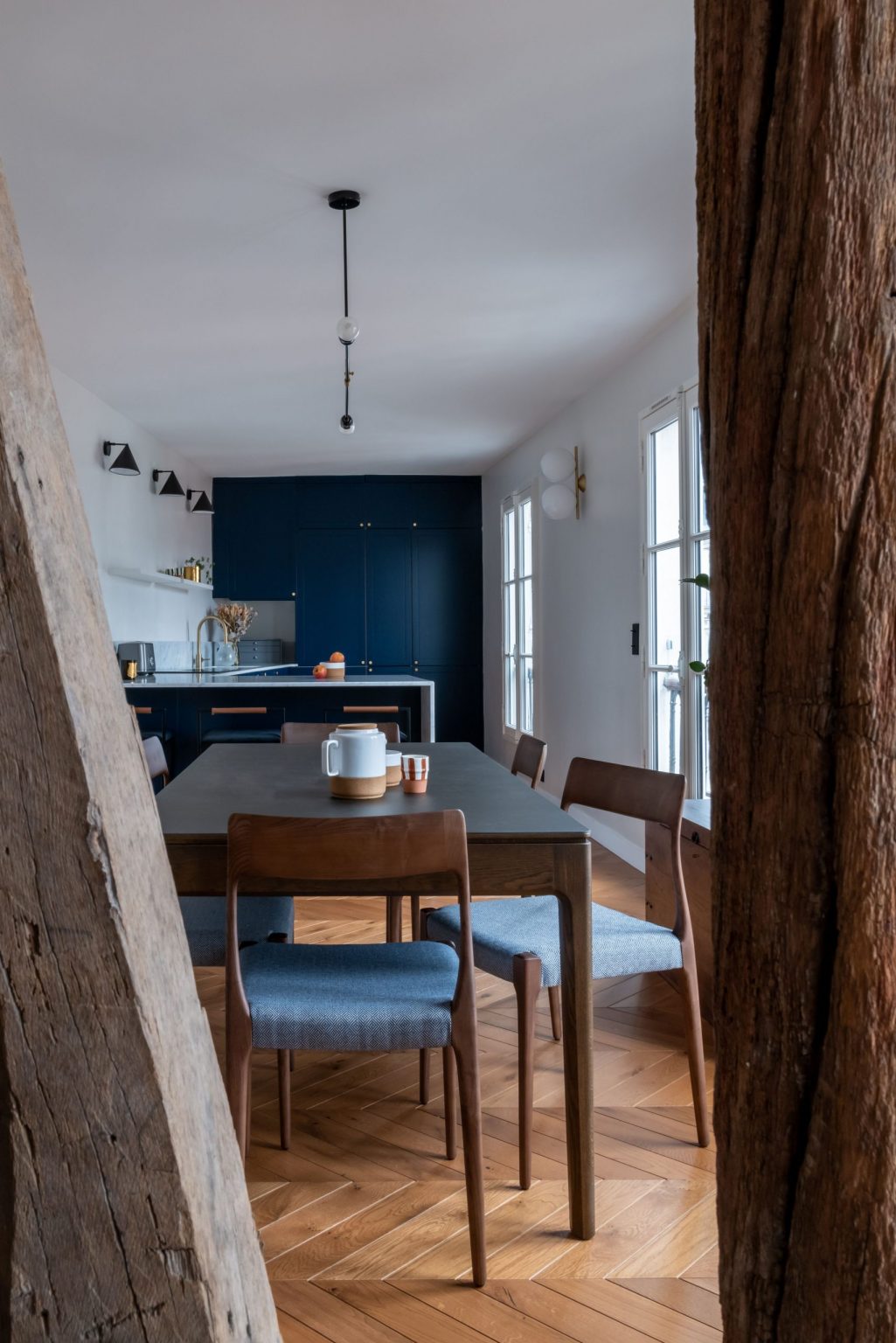 Un appartement avec poutres à Paris rénové par Camille Hermand ...