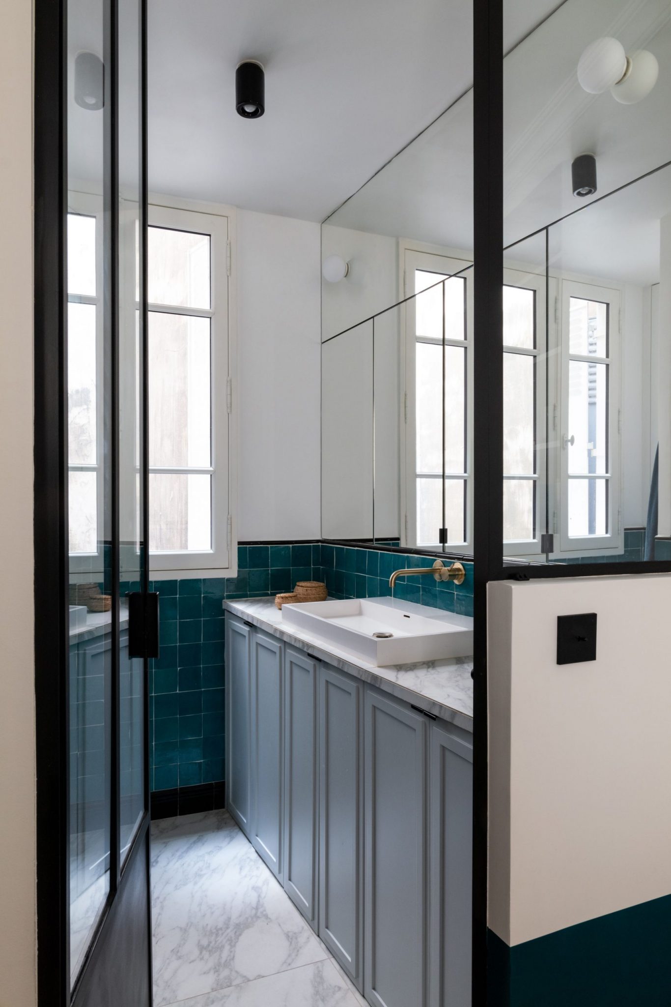 salle de bain avec verrière décoration bleue