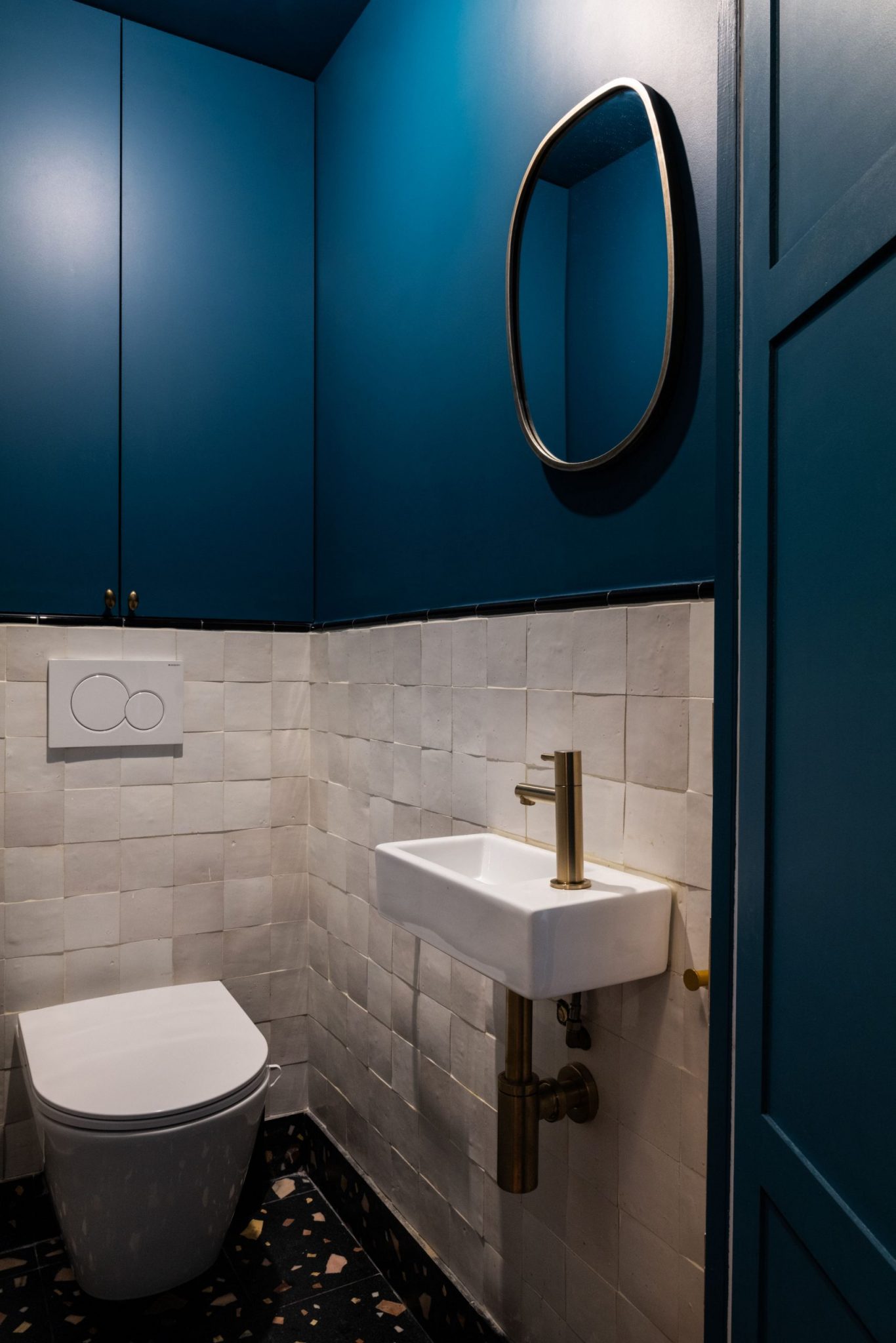 toilettes avec zelliges blanches décoration bleue