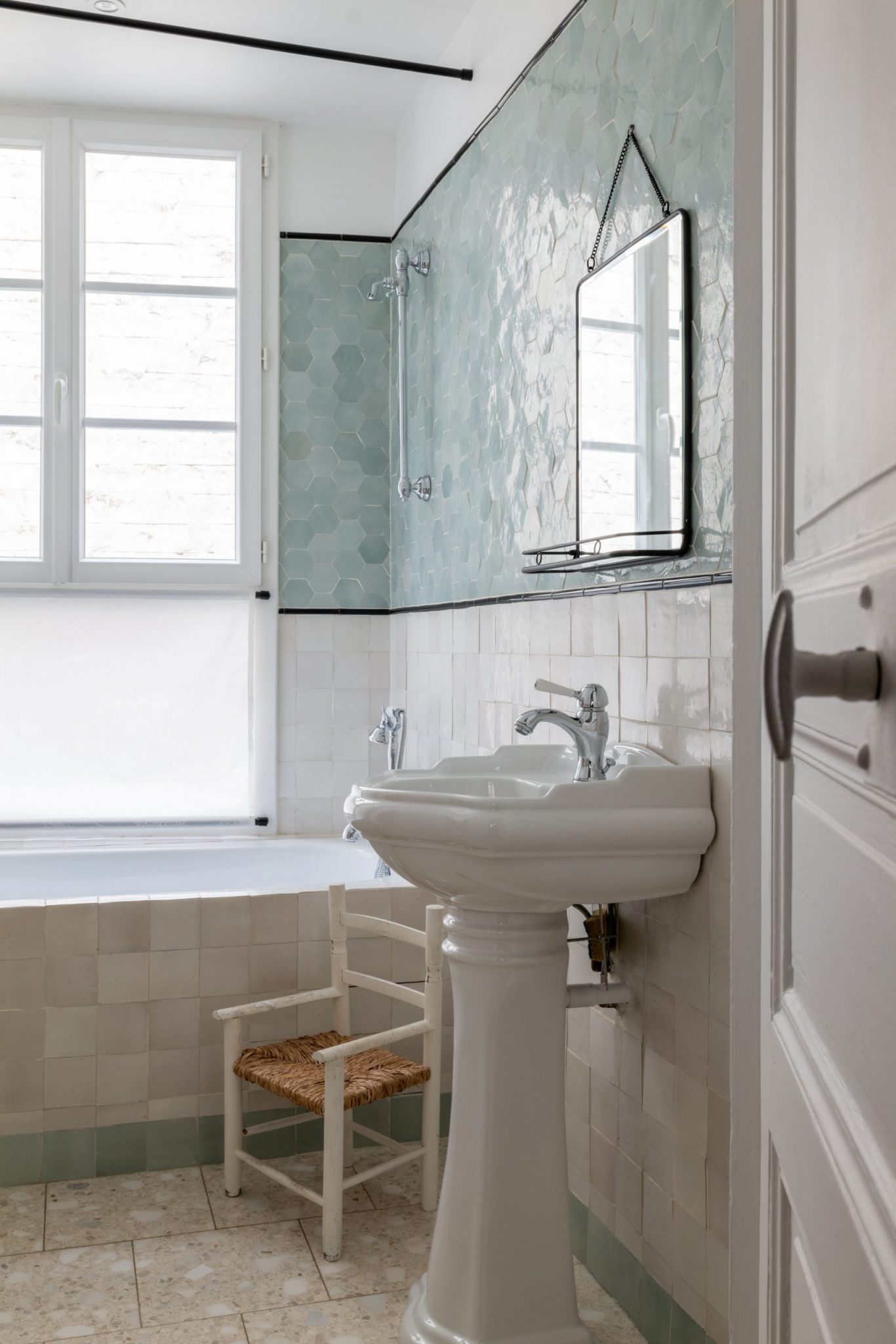 salle de bain zelliges blanches et vert d'eau