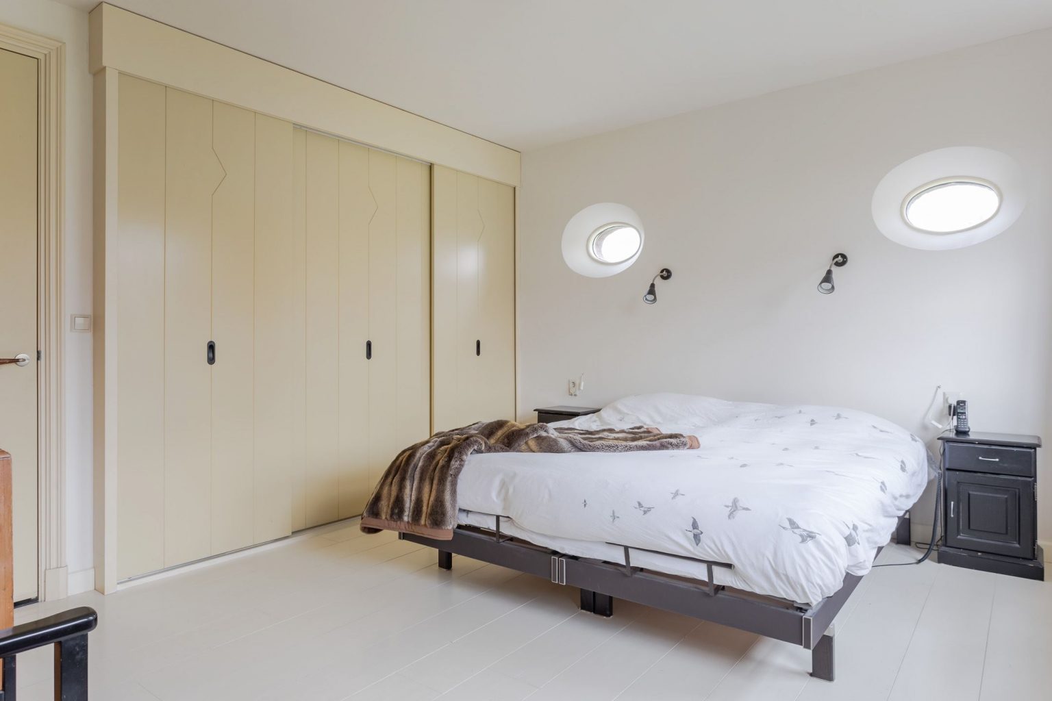 chambre minimaliste avec placards