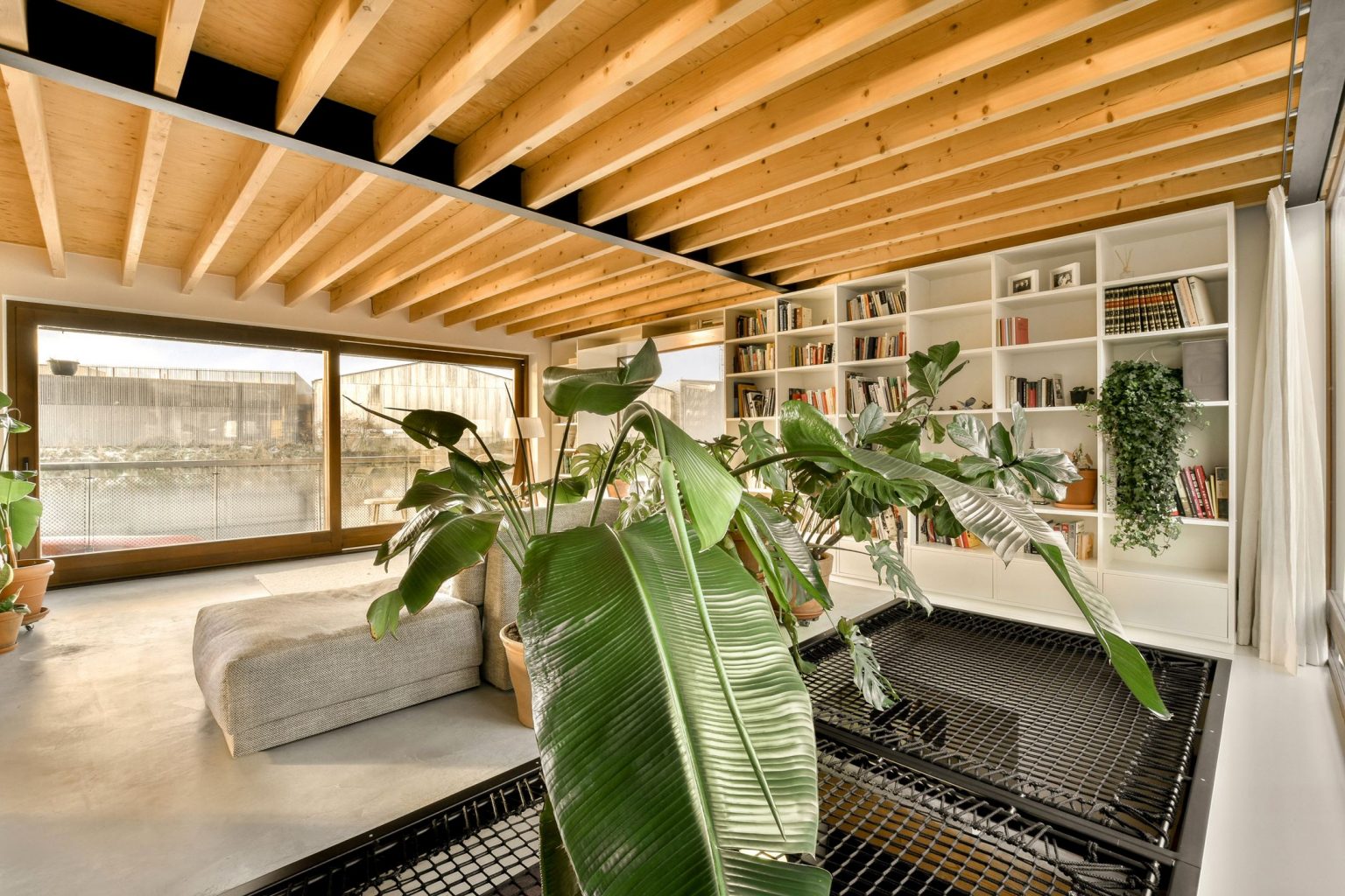 salon avec plantes vertes maison flottante