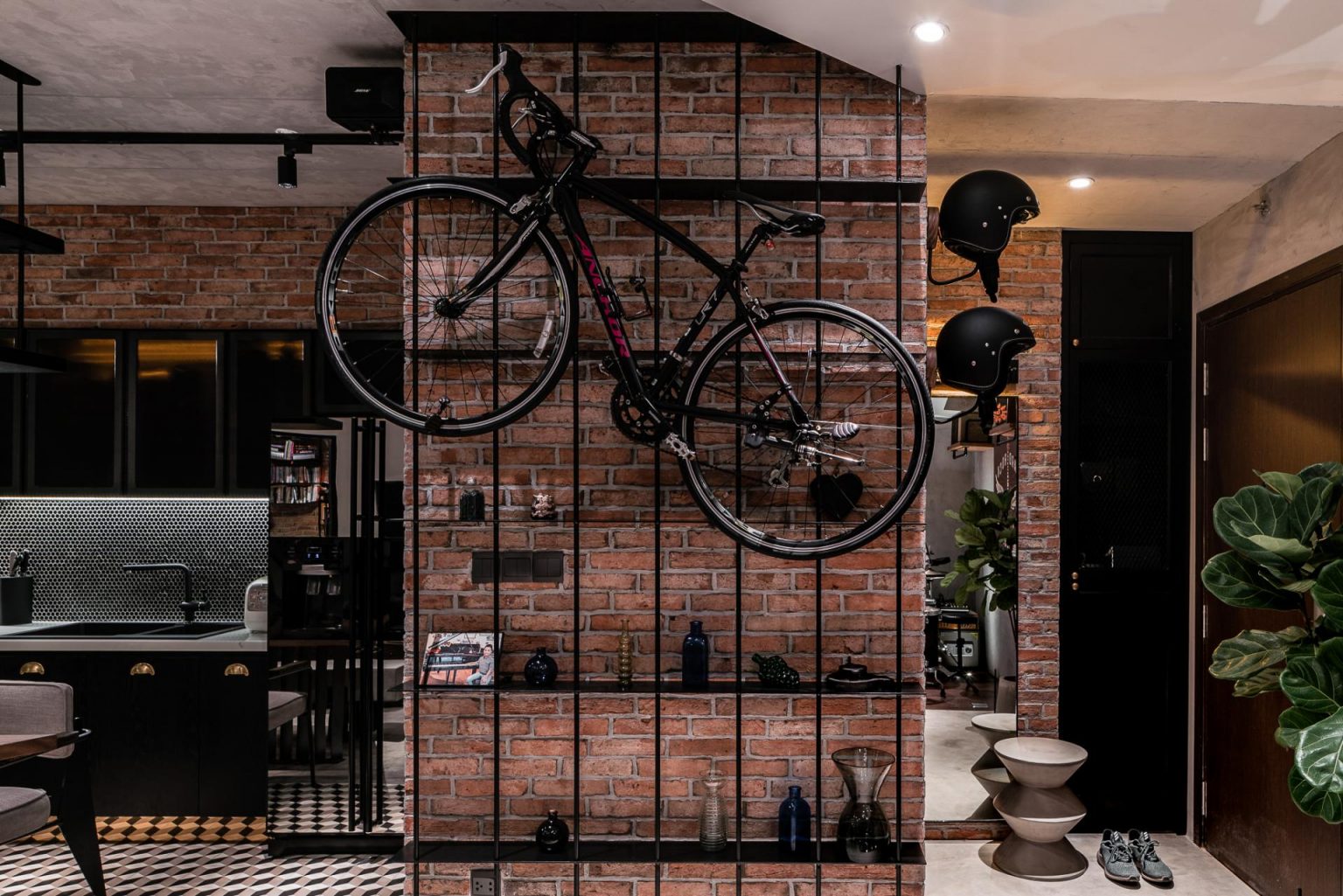 salon avec vélo accroché au mur