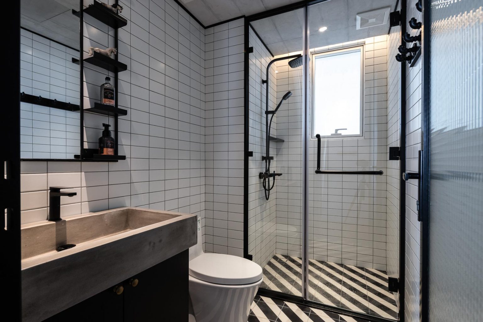 salle de bain design blanche et noire