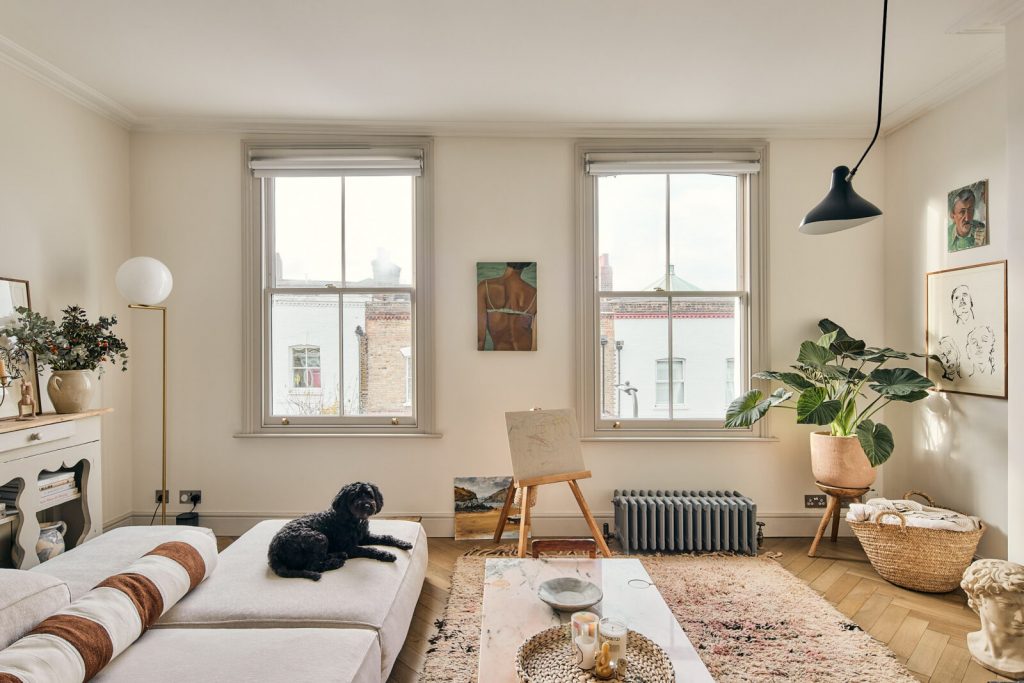 Décoration en tons sobres pour un appartement londonien ancien