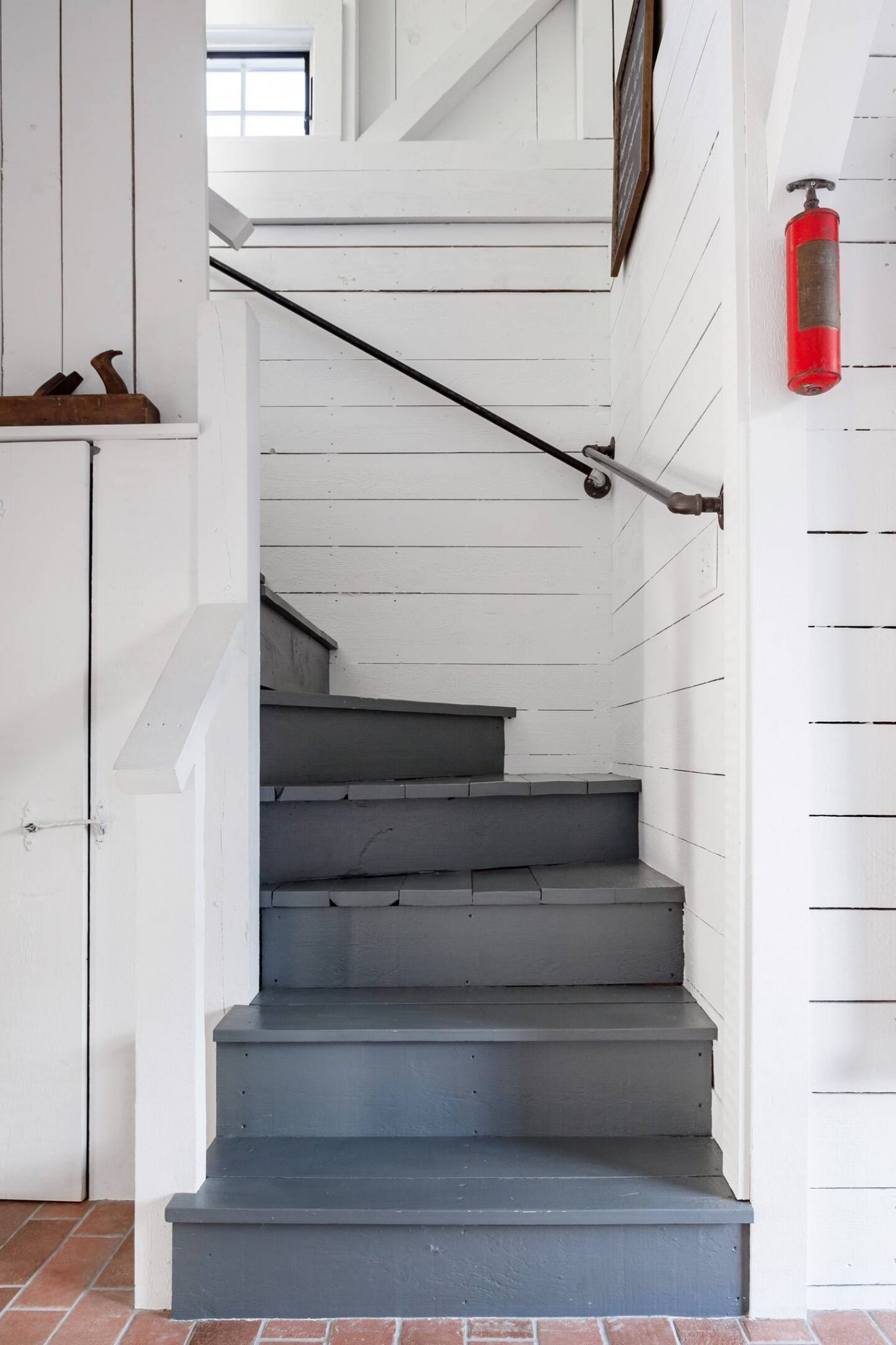 escalier bois peint en gris
