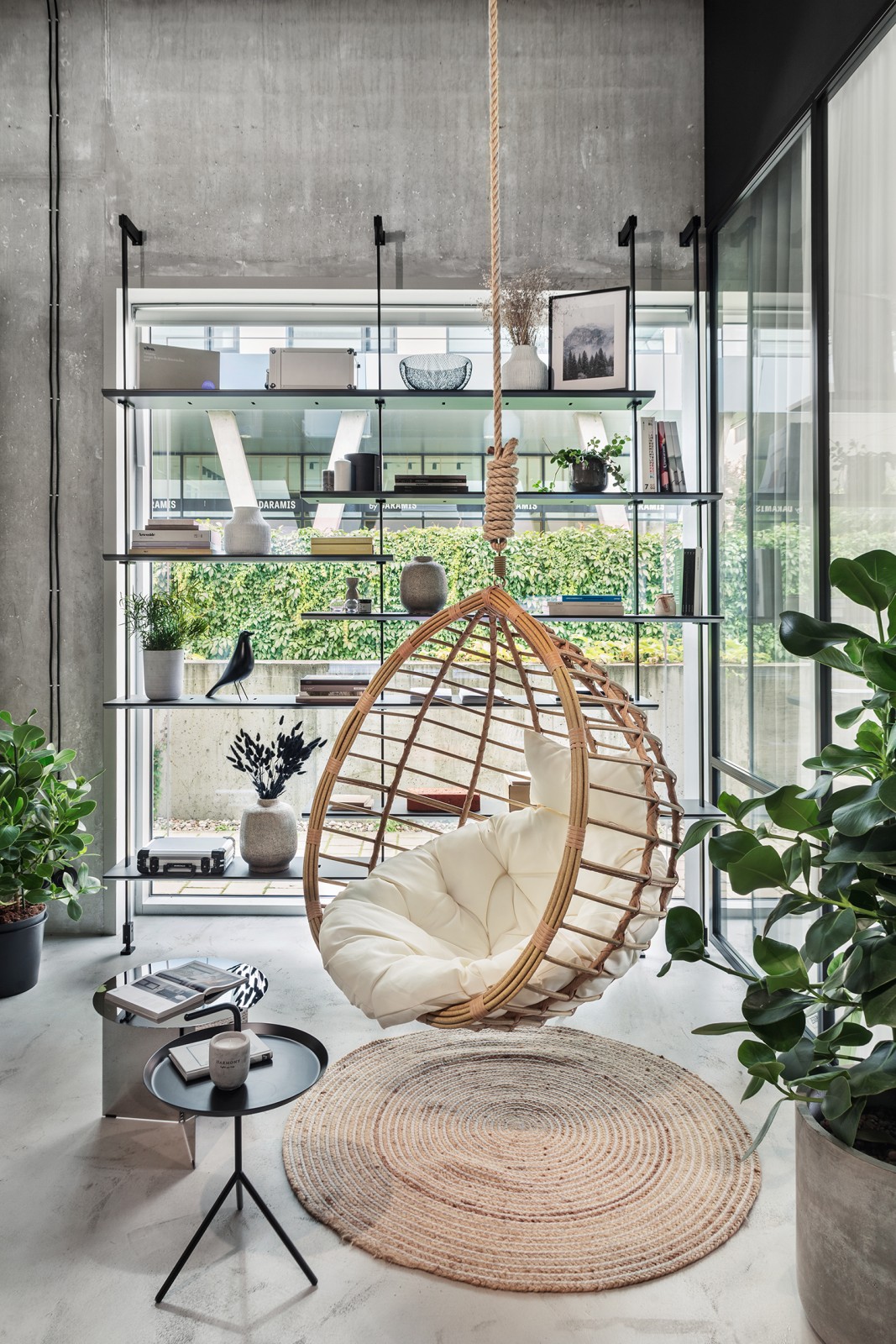 salon avec fauteuil suspendu décoration design