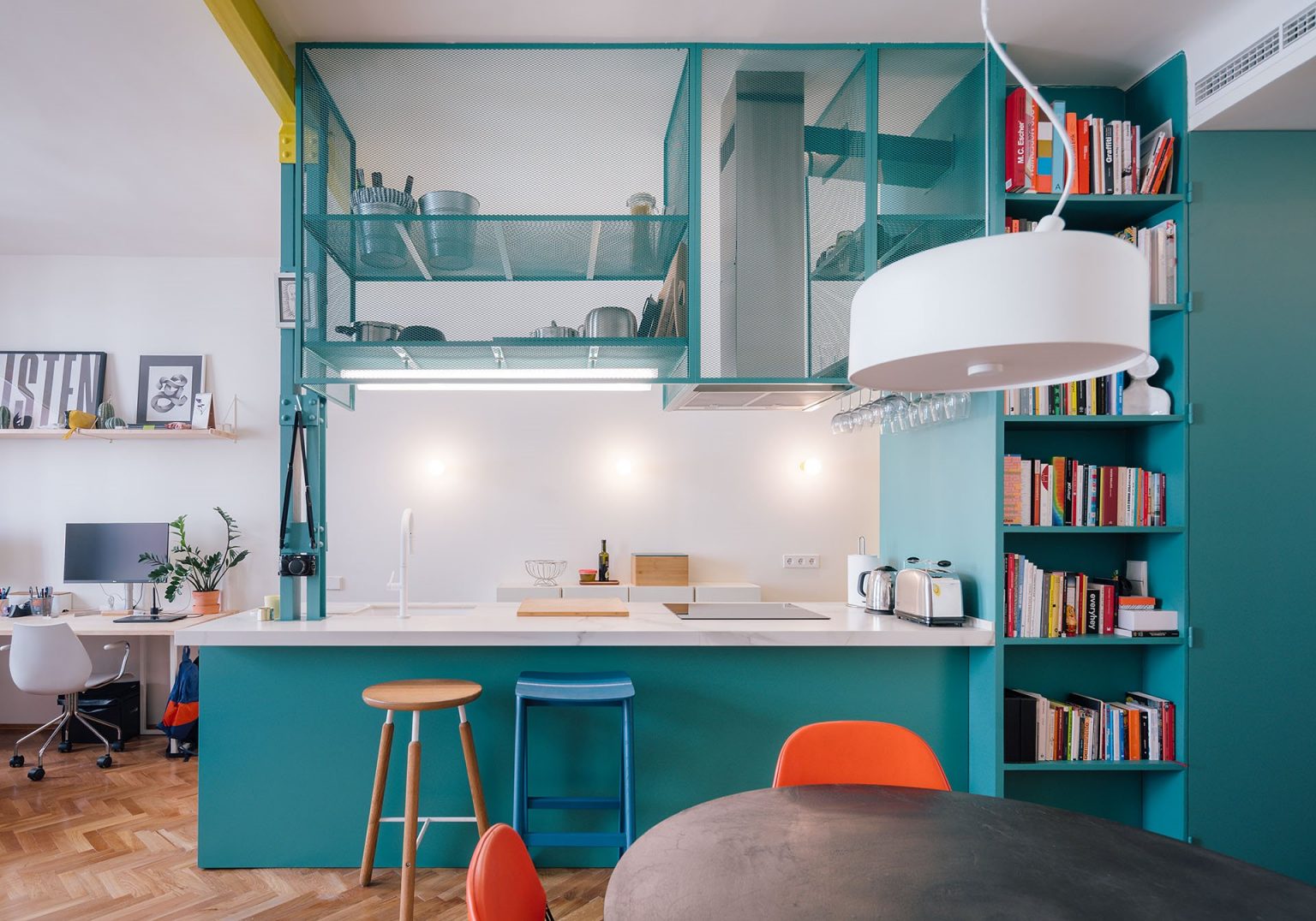 salon avec cuisine ouverte bleu turquoise décoration design