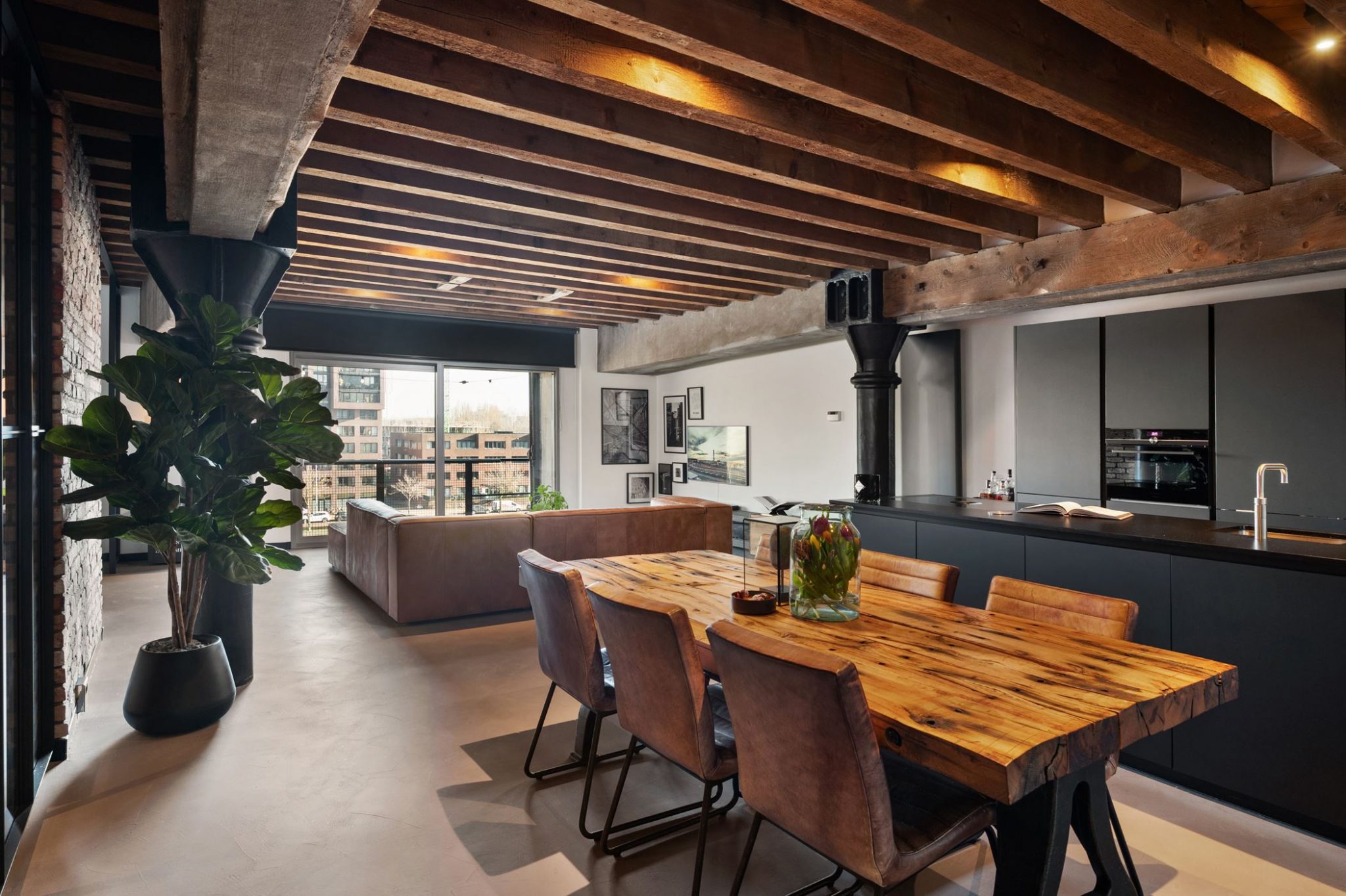 Un authentique loft sur les canaux à Rotterdam à la décoration soignée