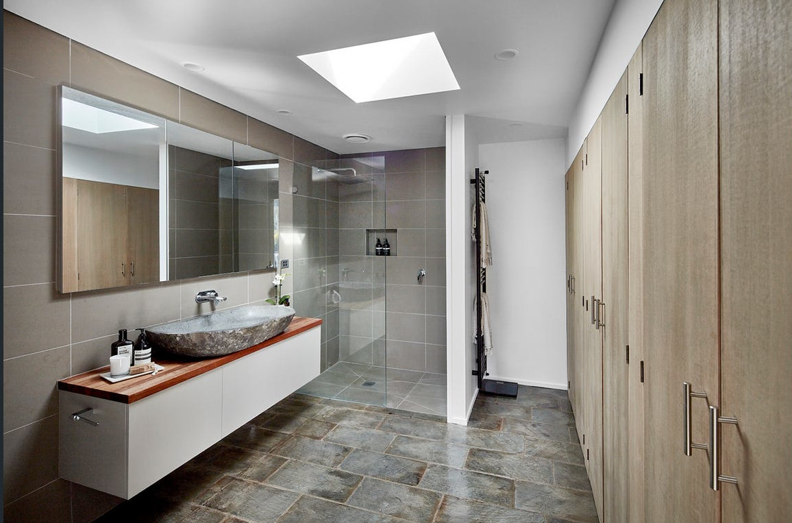 salle de bain design grise et bois clair