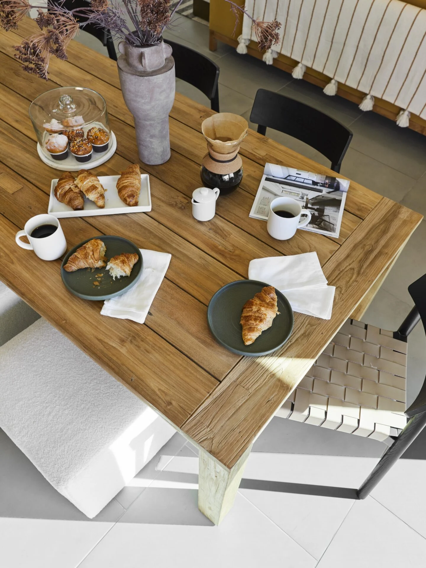 table en bois petit déjeuner