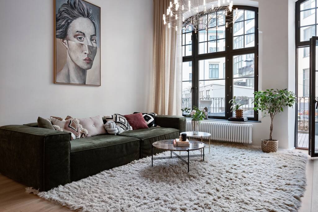 salon avec canapé vert décoration contemporaine