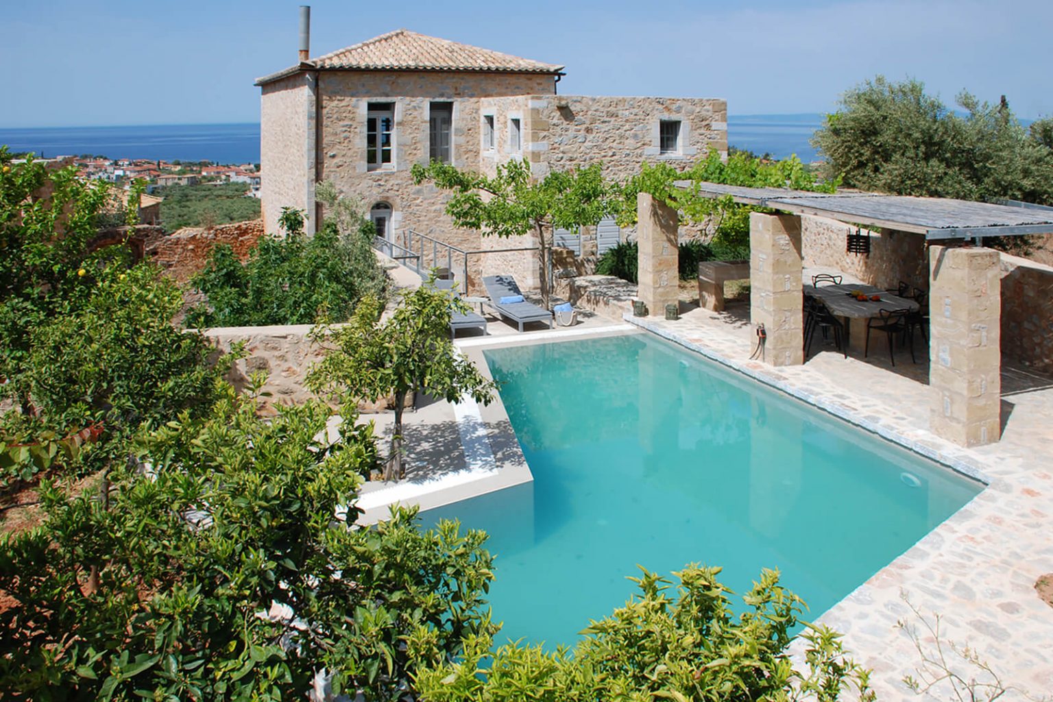 maison en pierres rénovée avec piscine