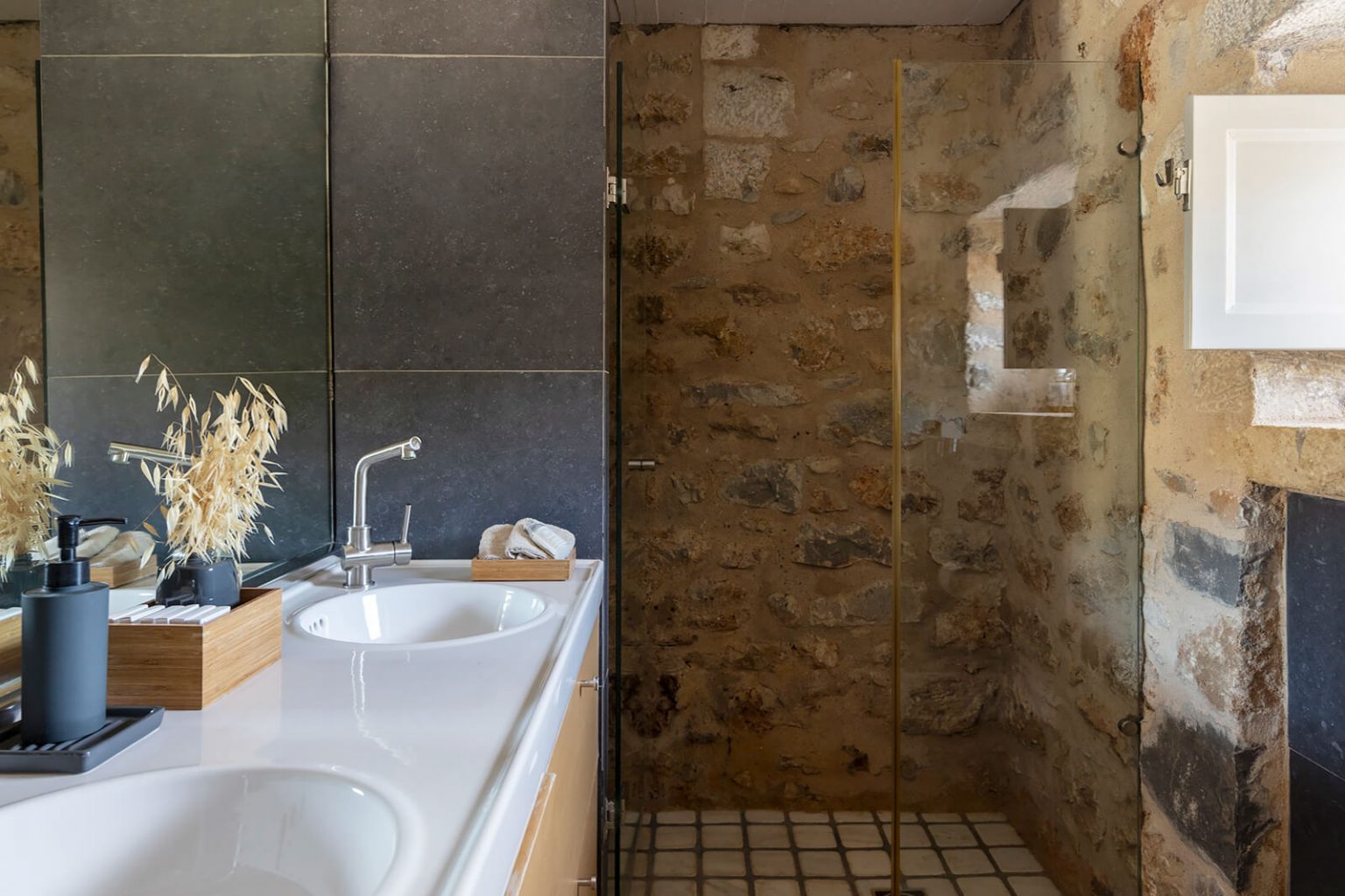 salle de bain avec mur de pierres