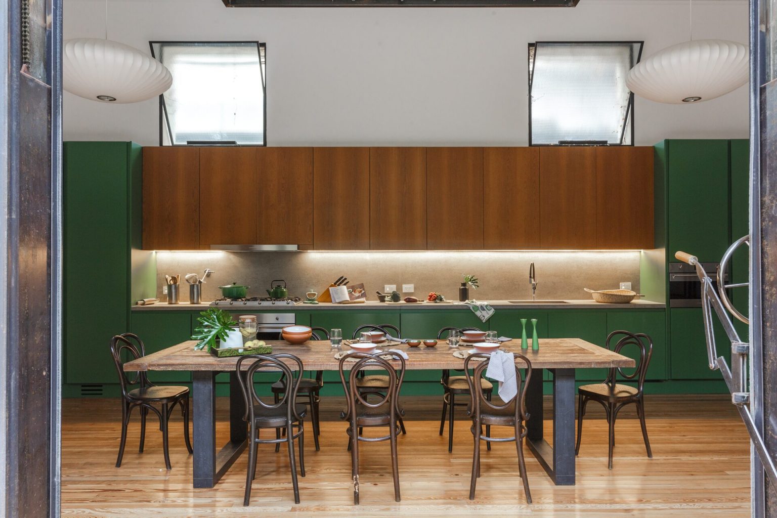 cuisine verte décoration moderne avec verrière
