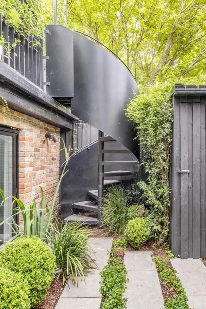 maison rénovée à Sydney avec escalier acier noir