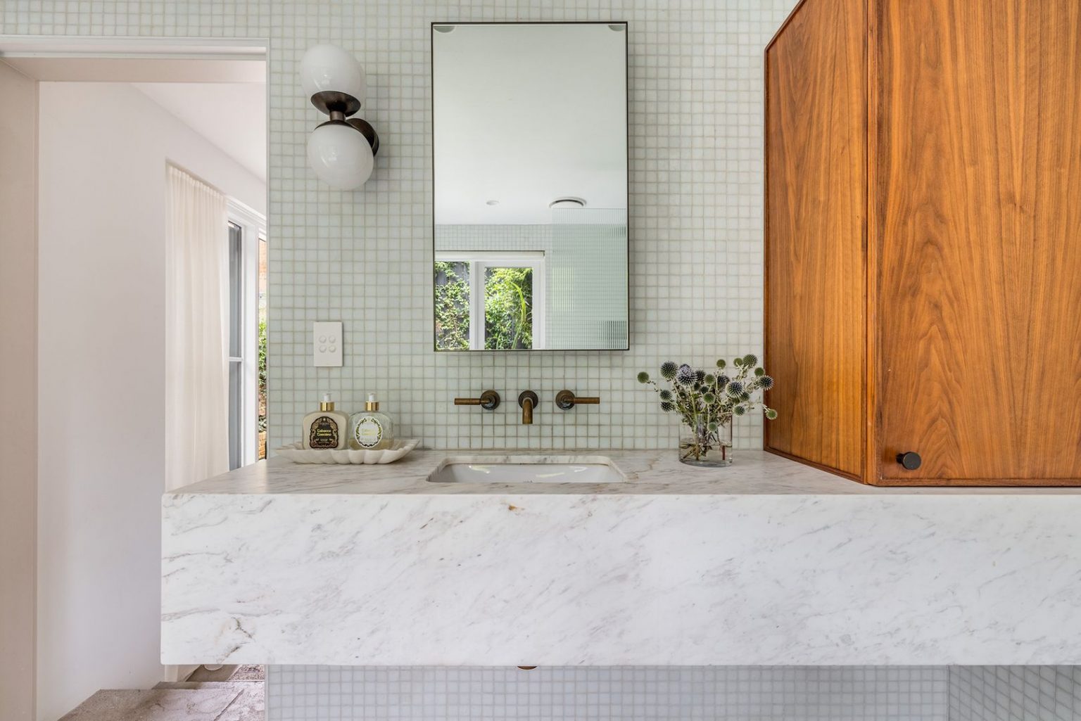 salle de bain marbre blanc décoration contemporaine