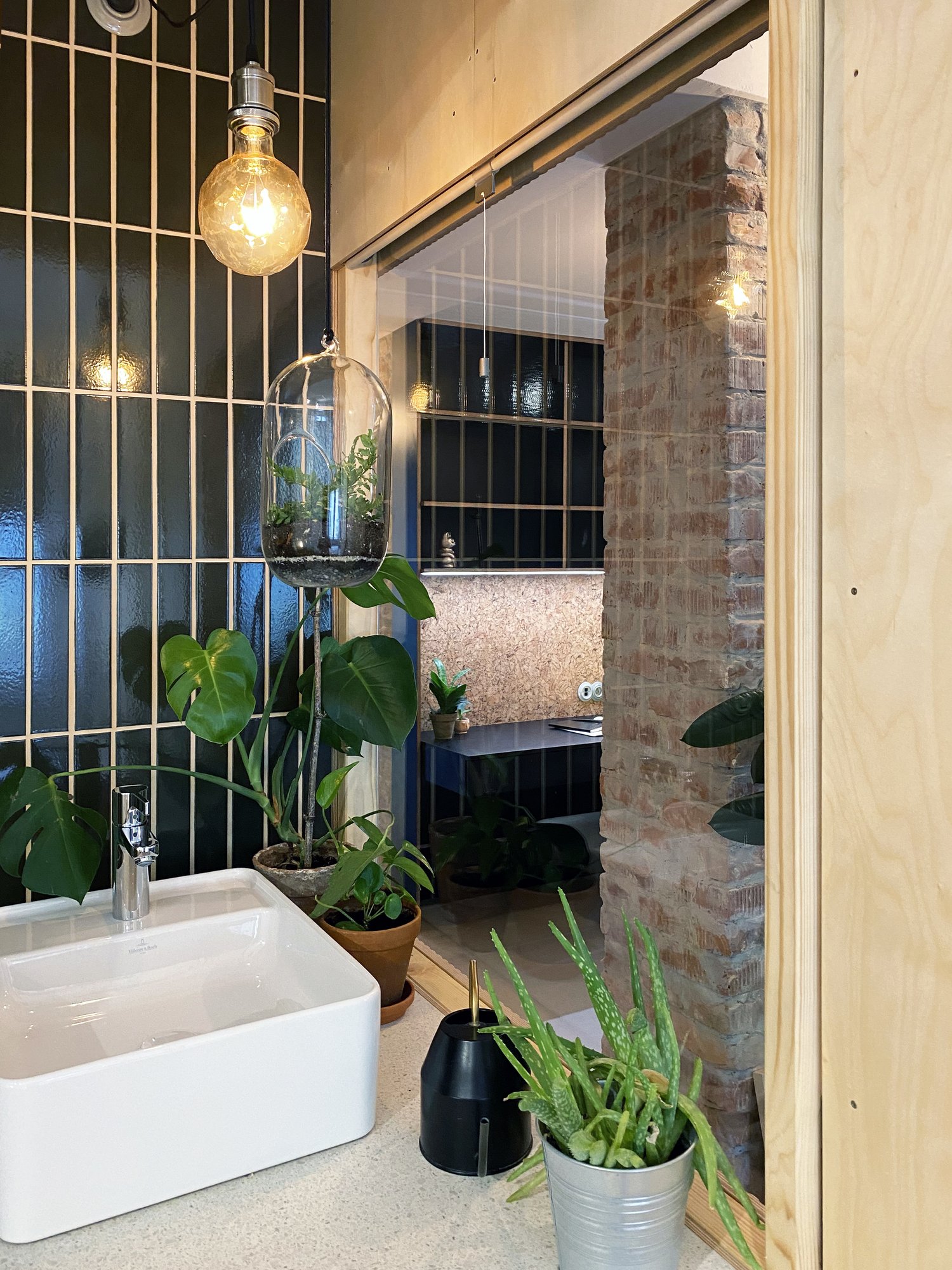 salle de bain bois et carrelage vert décoration design