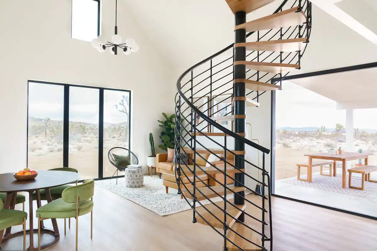 salon décoration design avec escalier en colimaçon