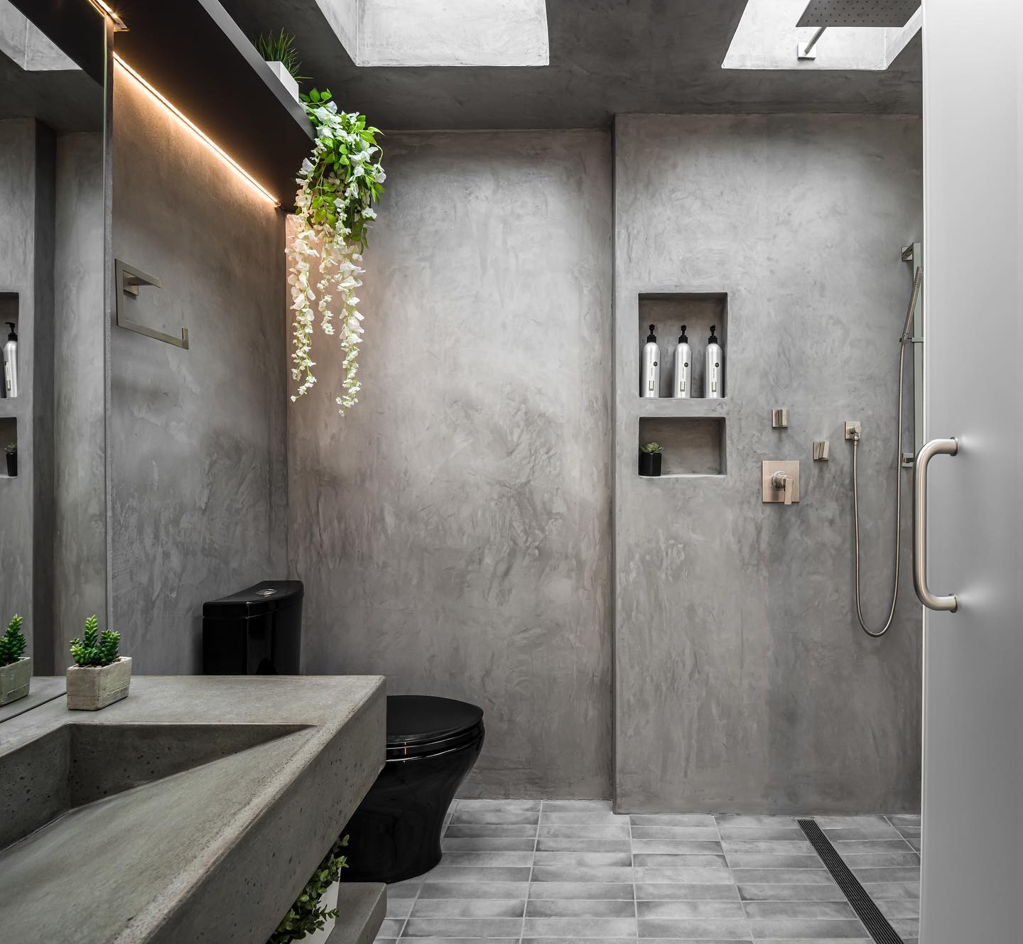 salle de bain avec puit de lumière mini maison design en bois