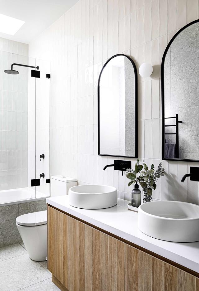 salle de bain blanche et bois décoration contemporaine