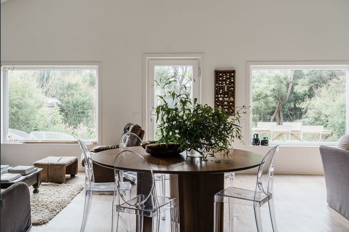 salle à manger avec chaises transparentes décoration contemporaine