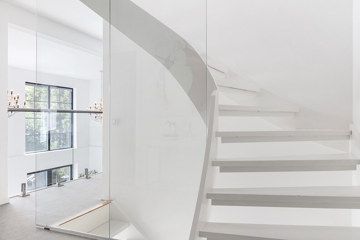 escalier design blanc