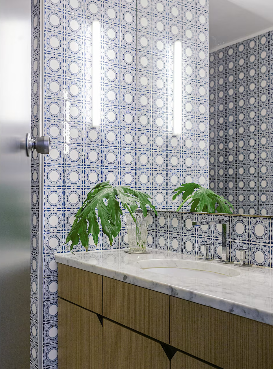 salle de bain carrelage années 60 bleu et blanc