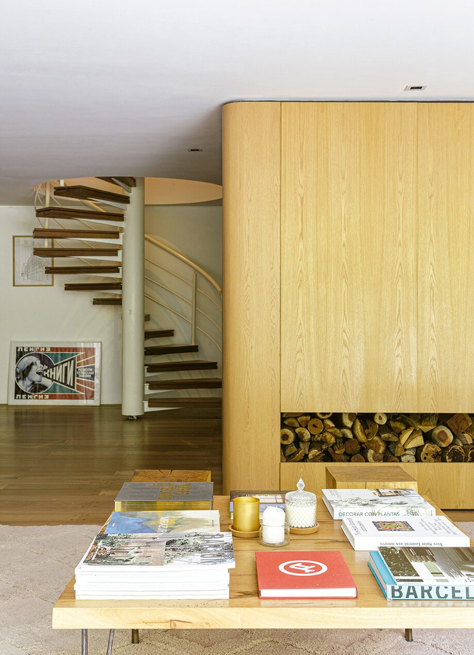 salon maison architecte avec escalier colimaçon