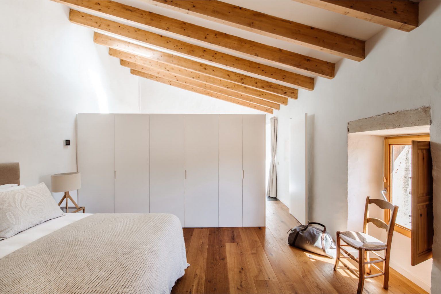 chambre minimaliste avec poutres
