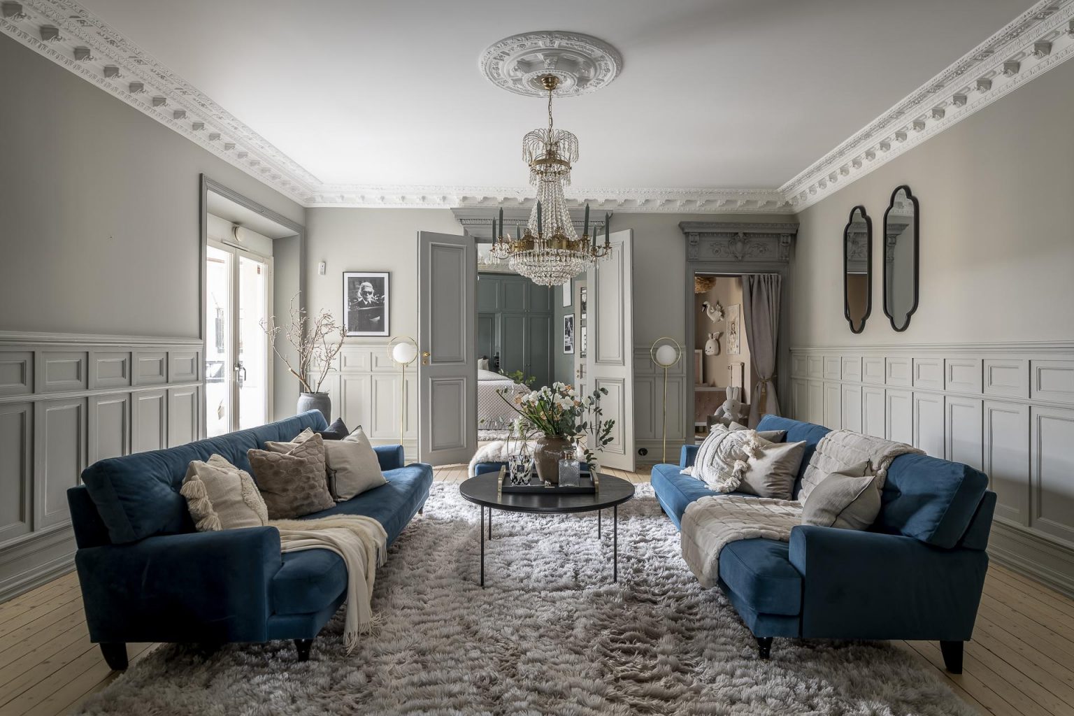 salon avec canapé velours bleu décoration scandinave