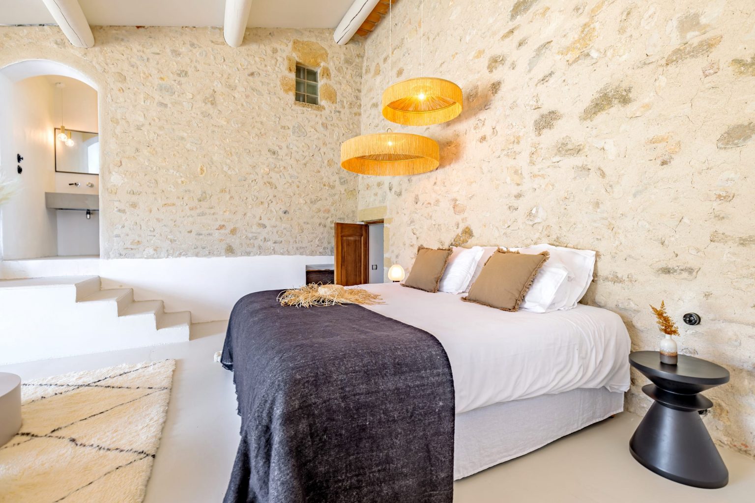 chambre maison en pierres Provence décoration contemporaine