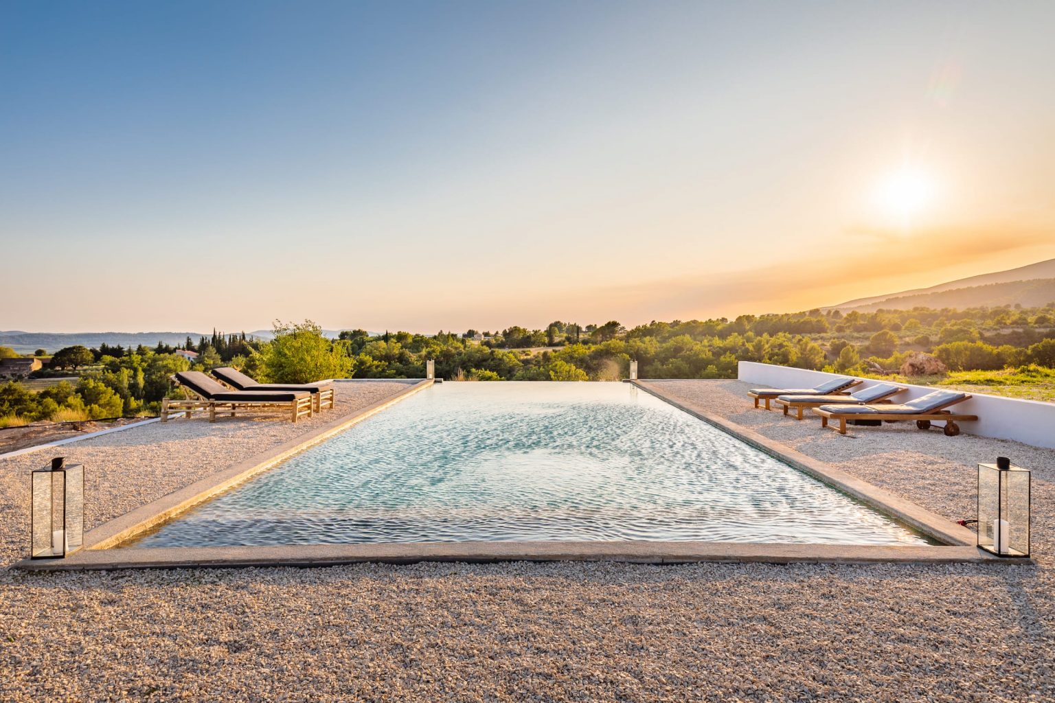 terrasse gravillons avec piscine maison en pierres Provence 