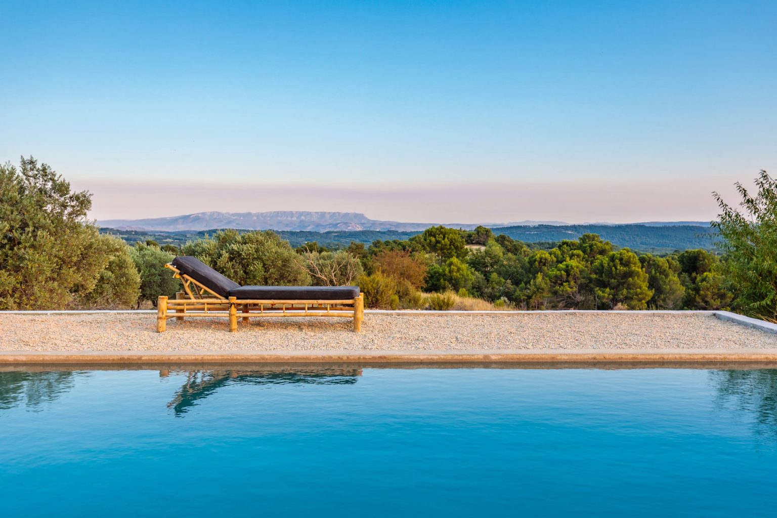 terrasse gravillons avec piscine maison en pierres Provence 