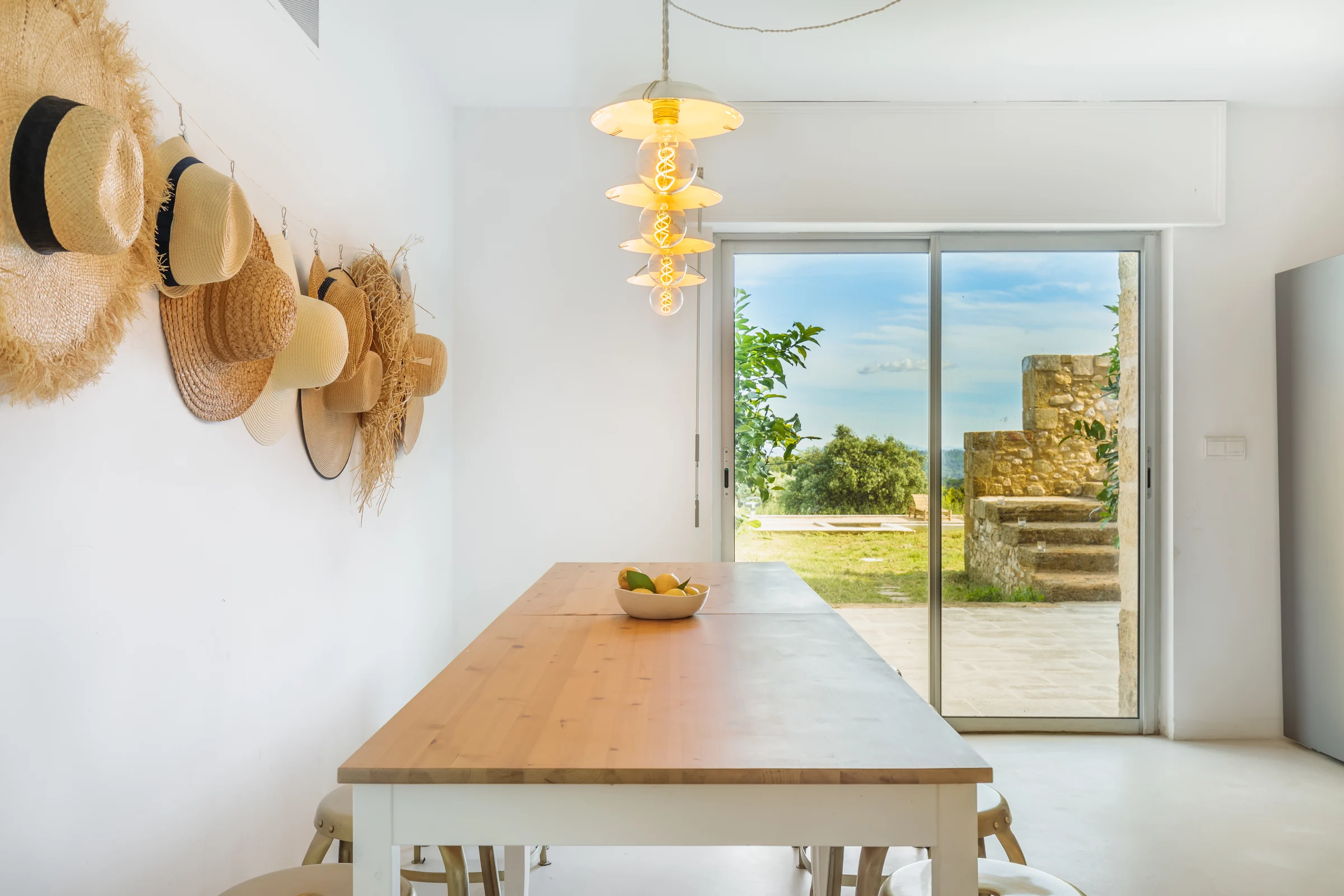 salle à manger maison en pierres Provence décoration contemporaine